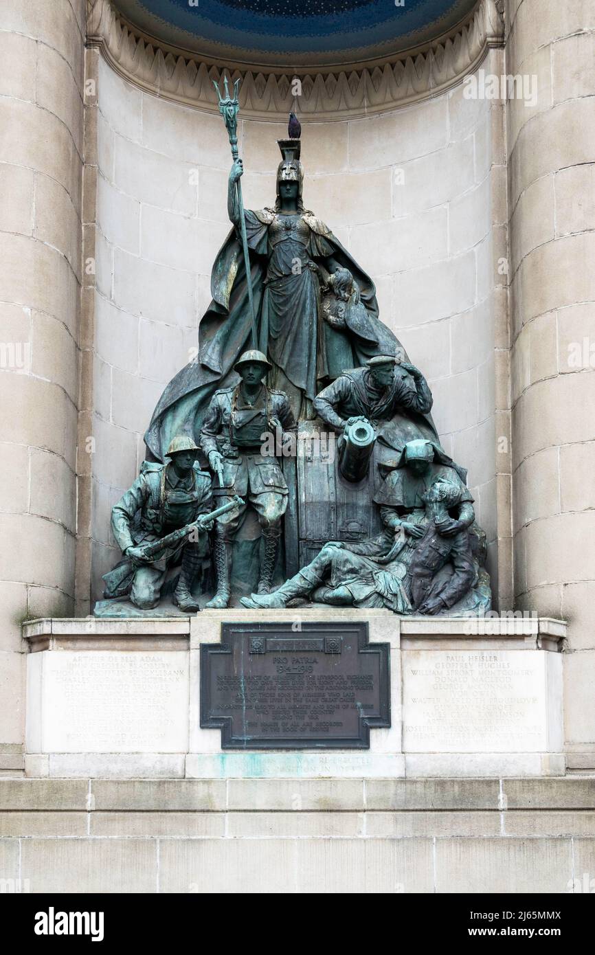 Bronzestatzung im WW One Memorial in Exchange Flags hinter dem City Hall in Liverpool Stockfoto