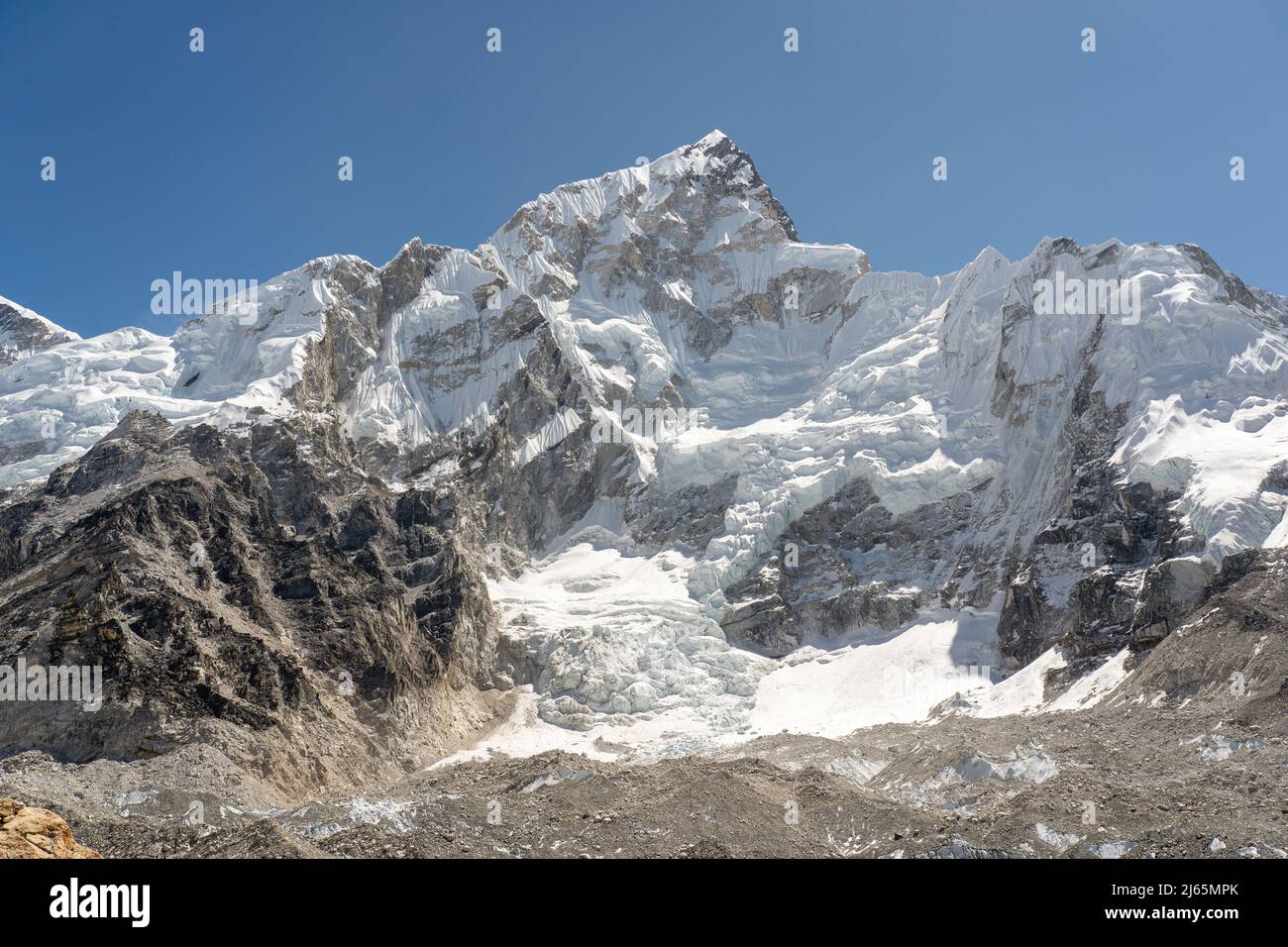 Schneebedeckte Berge und Gletscher im Sagarmatha Nationalpark in Nepal. Stockfoto