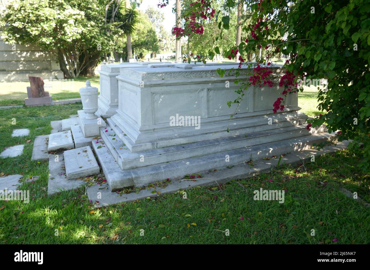 Los Angeles, California, USA 20.. April 2022 Ein allgemeiner Blick auf die Atmosphäre von Cecil B. DeMilles Grab auf dem Hollywood Forever Cemetery am 20. April 2022 in Los Angeles, Kalifornien, USA. Foto von Barry King/Alamy Stockfoto Stockfoto