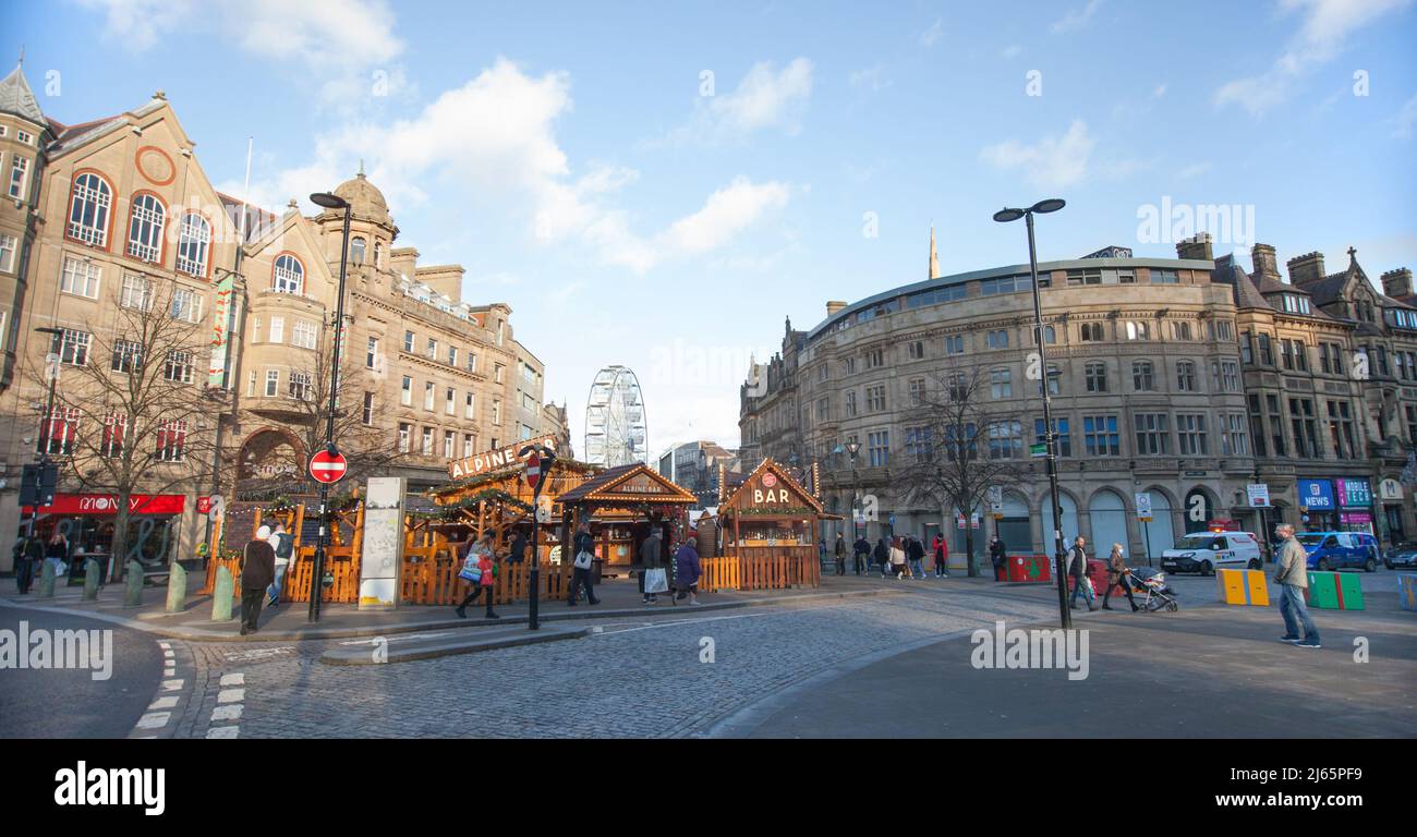 Blick auf das Stadtzentrum von Sheffield zur Weihnachtszeit mit der Alpine Bar Stockfoto