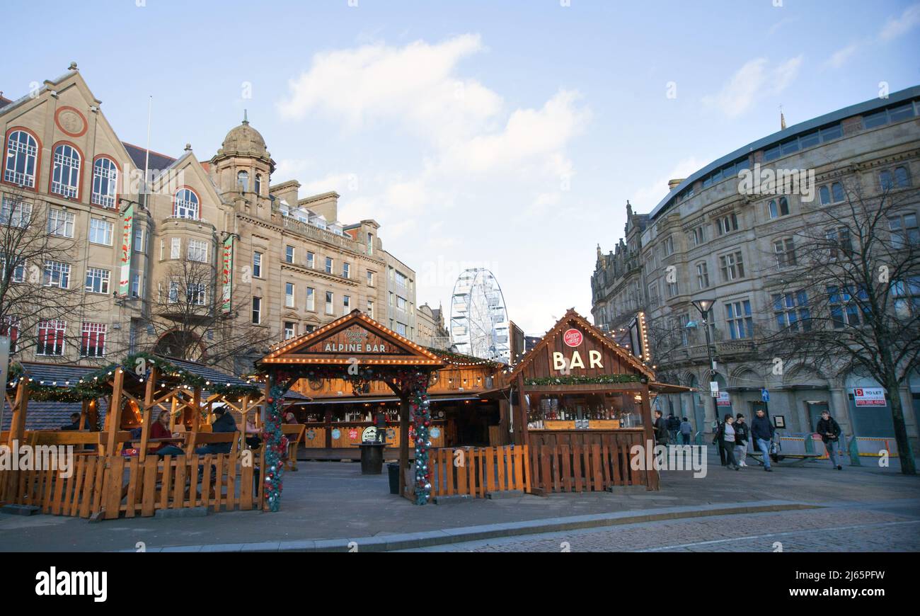 Blick auf das Stadtzentrum von Sheffield zur Weihnachtszeit mit der Alpine Bar Stockfoto