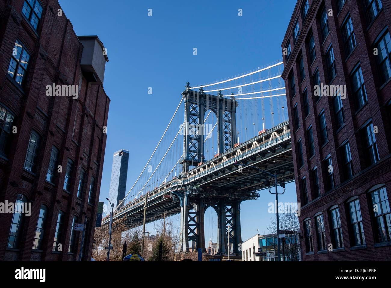 Berühmte Ansicht der Manhattan Bridge, aufgenommen von DUMBO in Brooklyn, New York, USA Stockfoto
