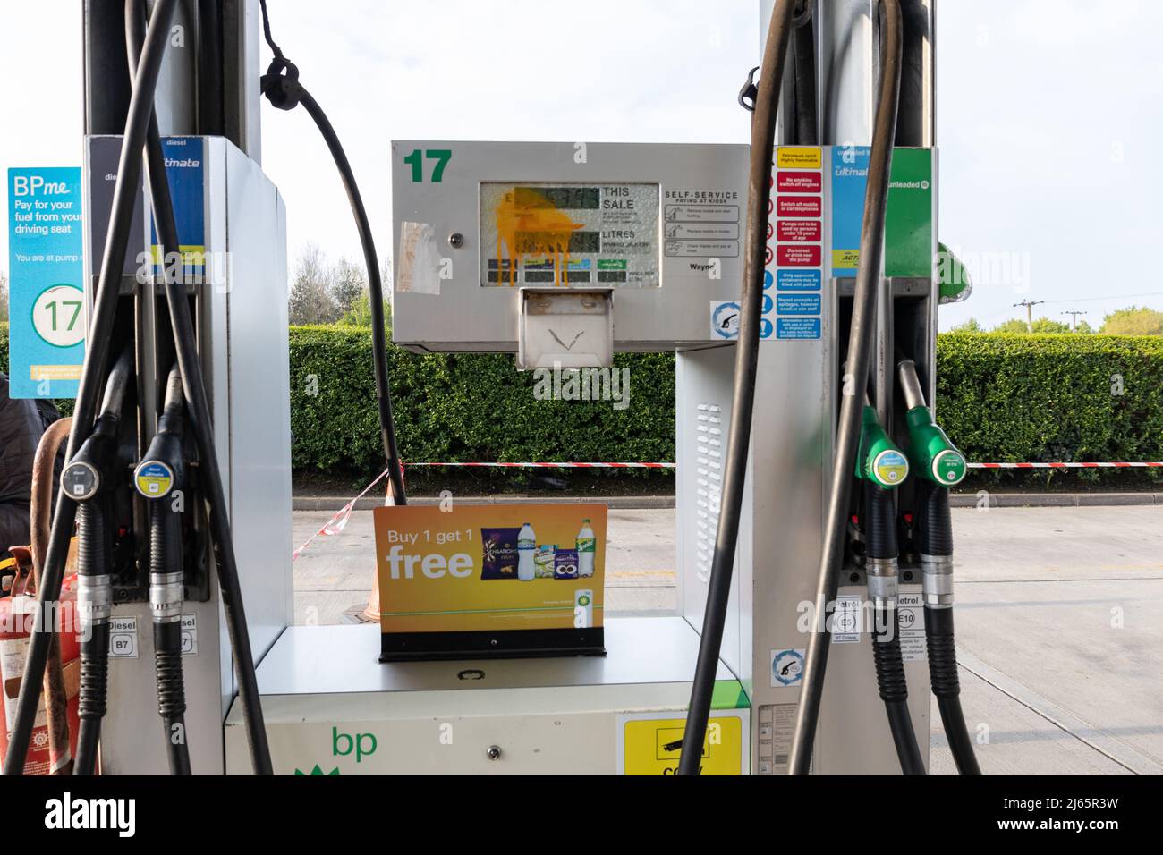 Kent, Großbritannien. 28. April 2022 Demonstranten von Just Stop Oil blockieren die BP-Garage bei Clacket Lane Services am M25. Sie fordern die Regierung auf, die Gewinnung neuer fossiler Brennstoffe sowie die Gas- und Ölbohrungen zu beenden und sie zu drängen, stattdessen in erneuerbare Energien zu investieren. Demonstranten zerschlagen das Glas auf Benzinpumpen und Graffiti über der Front und kleben sich schließlich an die Pumpen Credit: Denise Laura Baker/Alamy Live News Credit: Denise Laura Baker/Alamy Live News Stockfoto