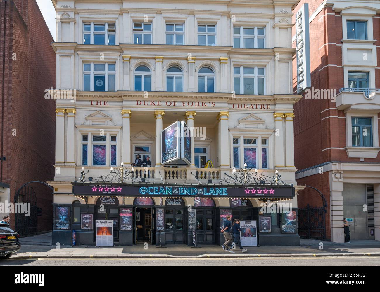 Frontfassade des Duke of York's Theatre in St. Martin's Lane, London, England, Großbritannien. Stockfoto