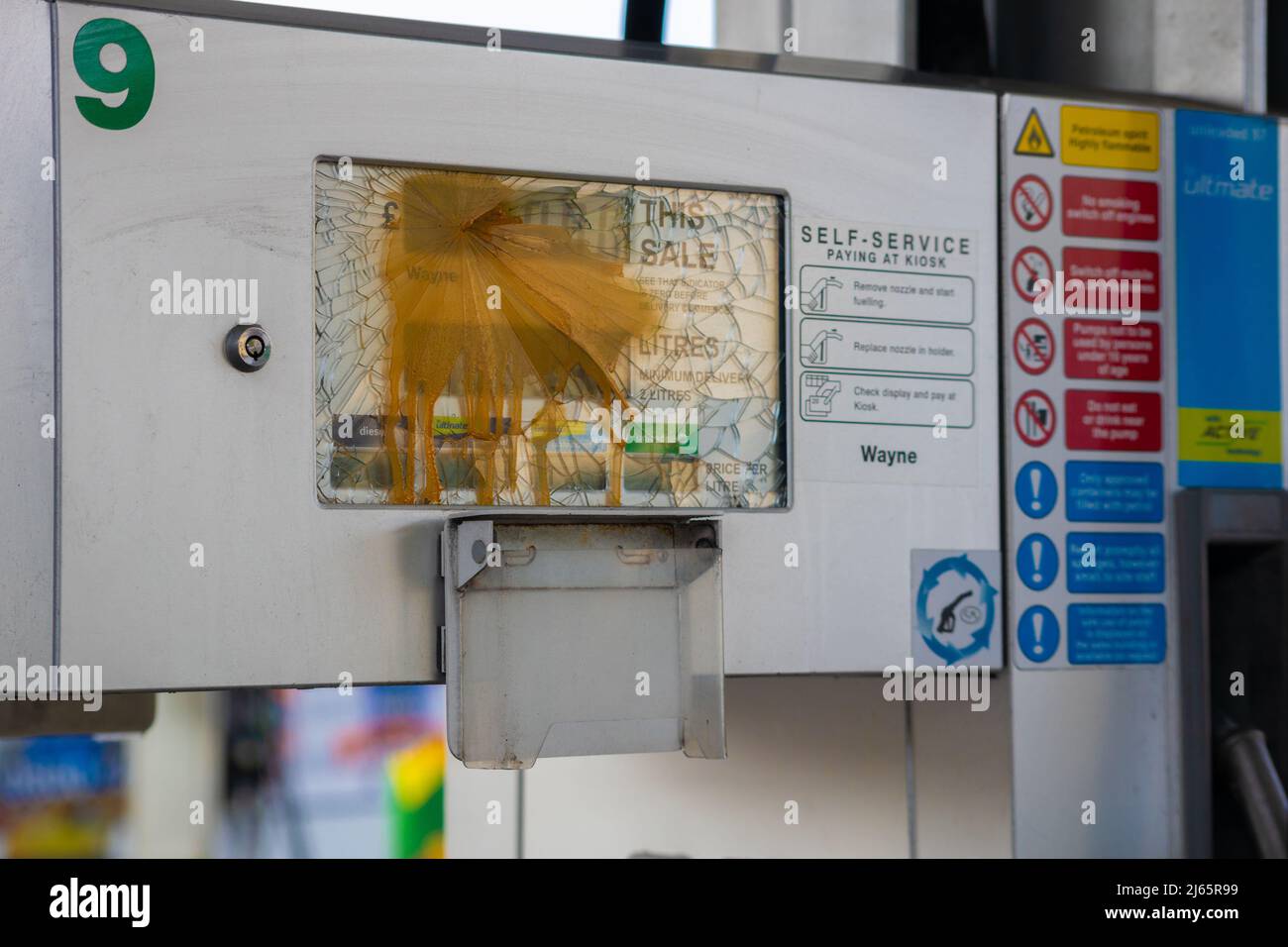 Kent, Großbritannien. 28. April 2022 Demonstranten von Just Stop Oil blockieren die BP-Garage bei Clacket Lane Services am M25. Sie fordern die Regierung auf, die Gewinnung neuer fossiler Brennstoffe sowie die Gas- und Ölbohrungen zu beenden und sie zu drängen, stattdessen in erneuerbare Energien zu investieren. Demonstranten zerschlagen das Glas auf Benzinpumpen und Graffiti über der Front und kleben sich schließlich an die Pumpen Credit: Denise Laura Baker/Alamy Live News Credit: Denise Laura Baker/Alamy Live News Stockfoto