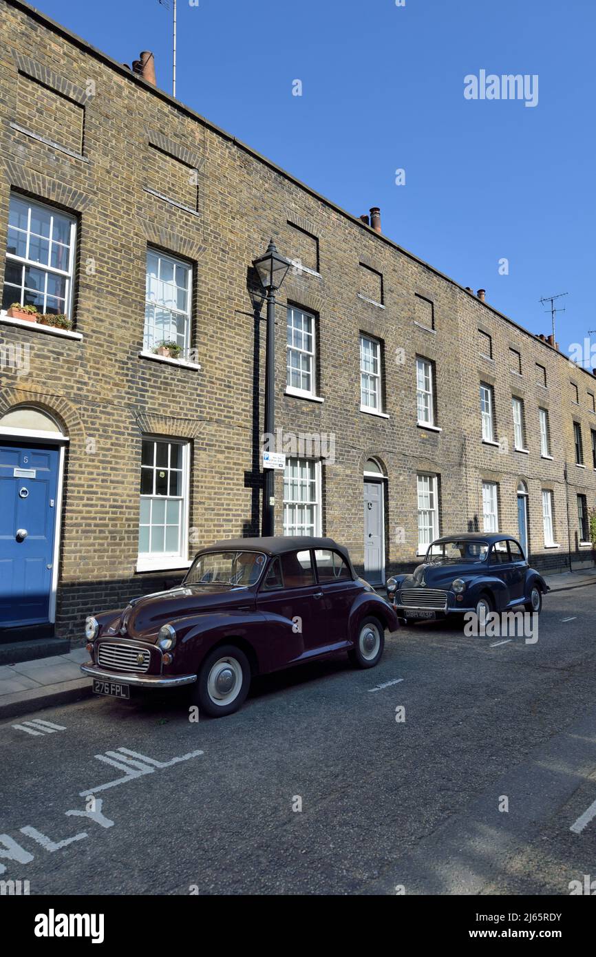 Oldtimer und Reihenhäuser, Roupell Street, Waterloo, South East London, Vereinigtes Königreich Stockfoto