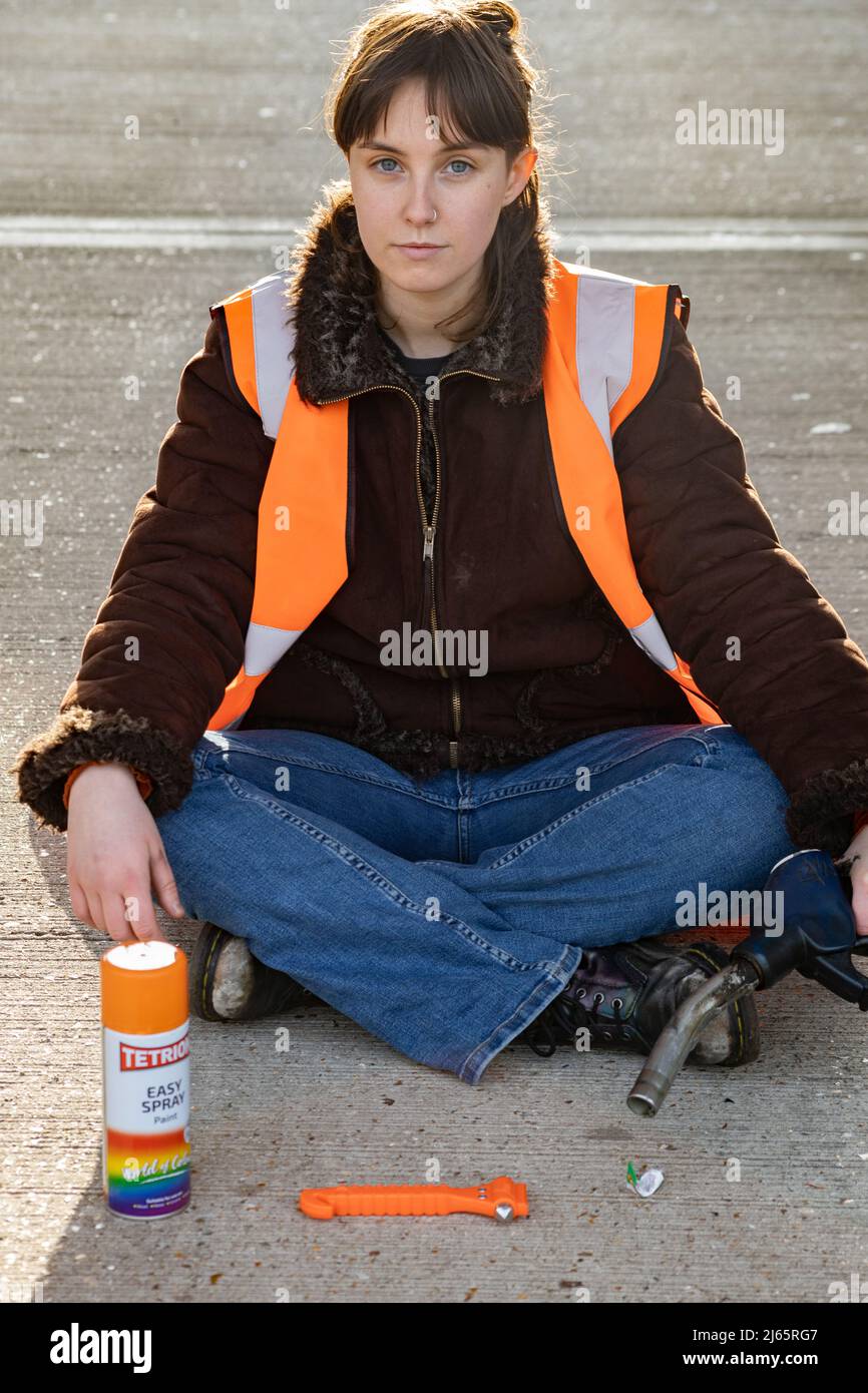 Kent, Großbritannien. 28. April 2022 Demonstranten von Just Stop Oil blockieren die BP-Garage bei Clacket Lane Services am M25. Sie fordern die Regierung auf, die Gewinnung neuer fossiler Brennstoffe sowie die Gas- und Ölbohrungen zu beenden und sie zu drängen, stattdessen in erneuerbare Energien zu investieren. Demonstranten zerschlagen das Glas auf Benzinpumpen und Graffiti über der Front und kleben sich schließlich an die Pumpen Credit: Denise Laura Baker/Alamy Live News Credit: Denise Laura Baker/Alamy Live News Stockfoto