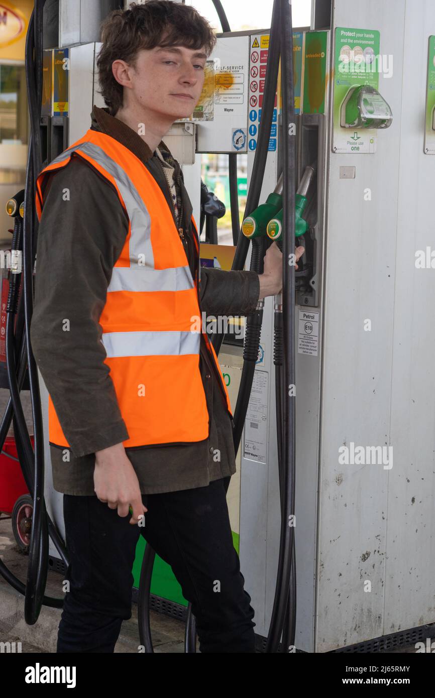 Kent, Großbritannien. 28. April 2022 Demonstranten von Just Stop Oil blockieren die BP-Garage bei Clacket Lane Services am M25. Sie fordern die Regierung auf, die Gewinnung neuer fossiler Brennstoffe sowie die Gas- und Ölbohrungen zu beenden und sie zu drängen, stattdessen in erneuerbare Energien zu investieren. Demonstranten zerschlagen das Glas auf Benzinpumpen und Graffiti über der Front und kleben sich schließlich an die Pumpen Credit: Denise Laura Baker/Alamy Live News Credit: Denise Laura Baker/Alamy Live News Stockfoto