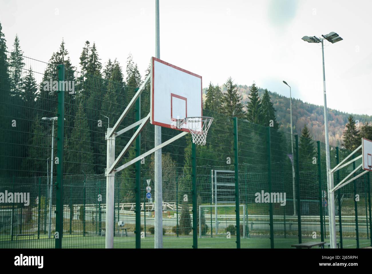 Basketballkorb auf dem Spielplatz in den Karpaten Stockfoto