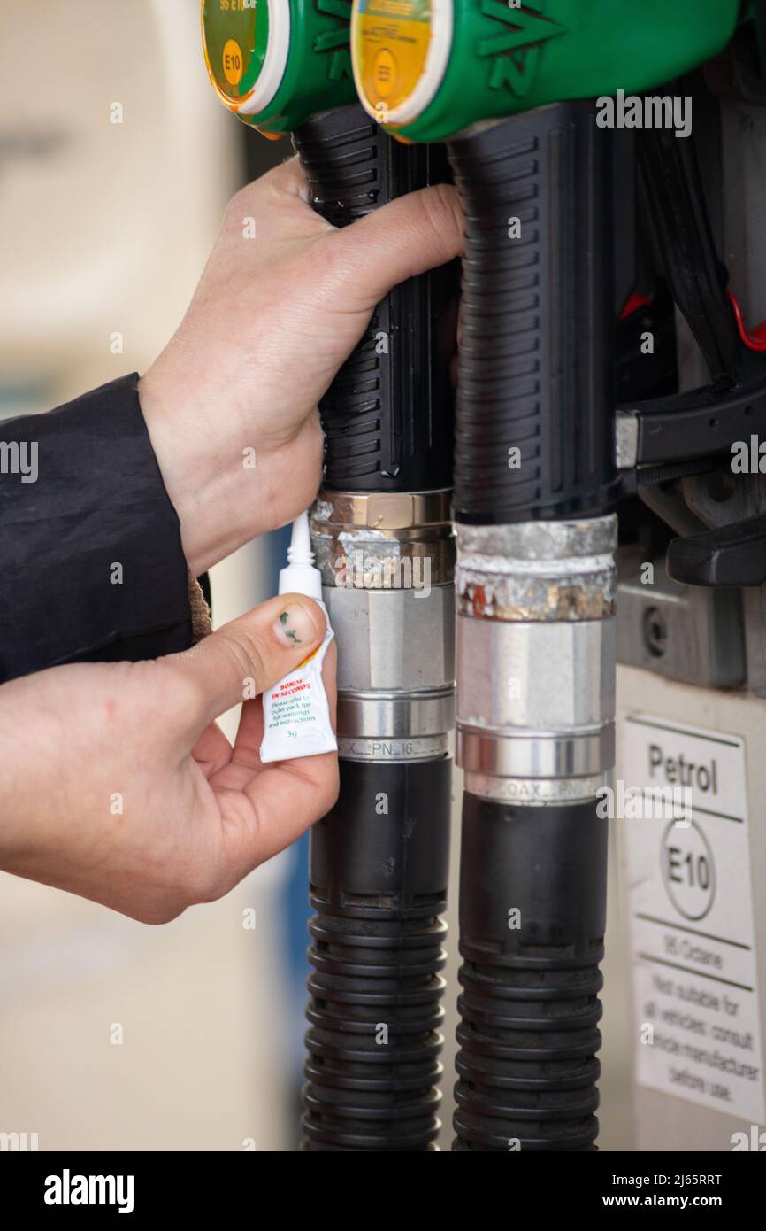 Kent, Großbritannien. 28. April 2022 Demonstranten von Just Stop Oil blockieren die BP-Garage bei Clacket Lane Services am M25. Sie fordern die Regierung auf, die Gewinnung neuer fossiler Brennstoffe sowie die Gas- und Ölbohrungen zu beenden und sie zu drängen, stattdessen in erneuerbare Energien zu investieren. Demonstranten zerschlagen das Glas auf Benzinpumpen und Graffiti über der Front und kleben sich schließlich an die Pumpen Credit: Denise Laura Baker/Alamy Live News Credit: Denise Laura Baker/Alamy Live News Stockfoto