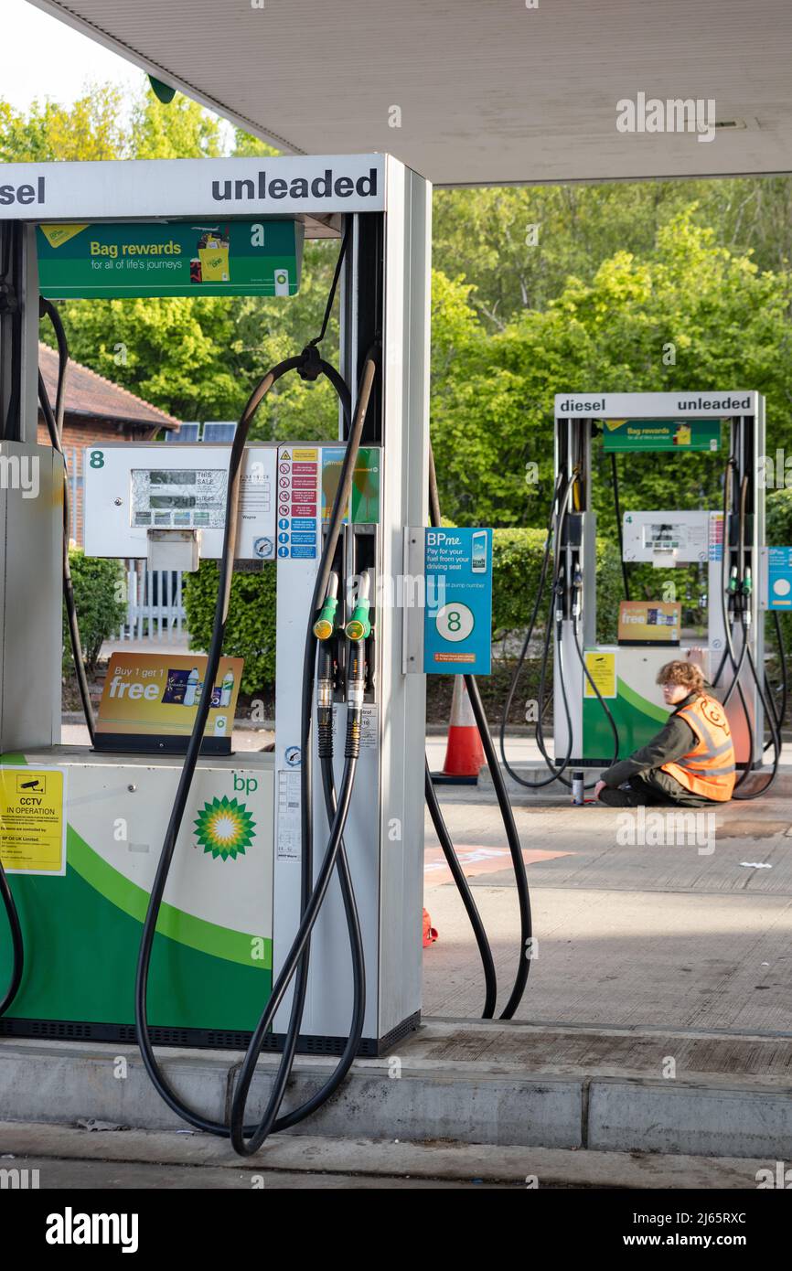 Kent, Großbritannien. 28. April 2022 Demonstranten von Just Stop Oil blockieren die BP-Garage bei Clacket Lane Services am M25. Sie fordern die Regierung auf, die Gewinnung neuer fossiler Brennstoffe sowie die Gas- und Ölbohrungen zu beenden und sie zu drängen, stattdessen in erneuerbare Energien zu investieren. Demonstranten zerschlagen das Glas auf Benzinpumpen und Graffiti über der Front und kleben sich schließlich an die Pumpen Credit: Denise Laura Baker/Alamy Live News Credit: Denise Laura Baker/Alamy Live News Stockfoto