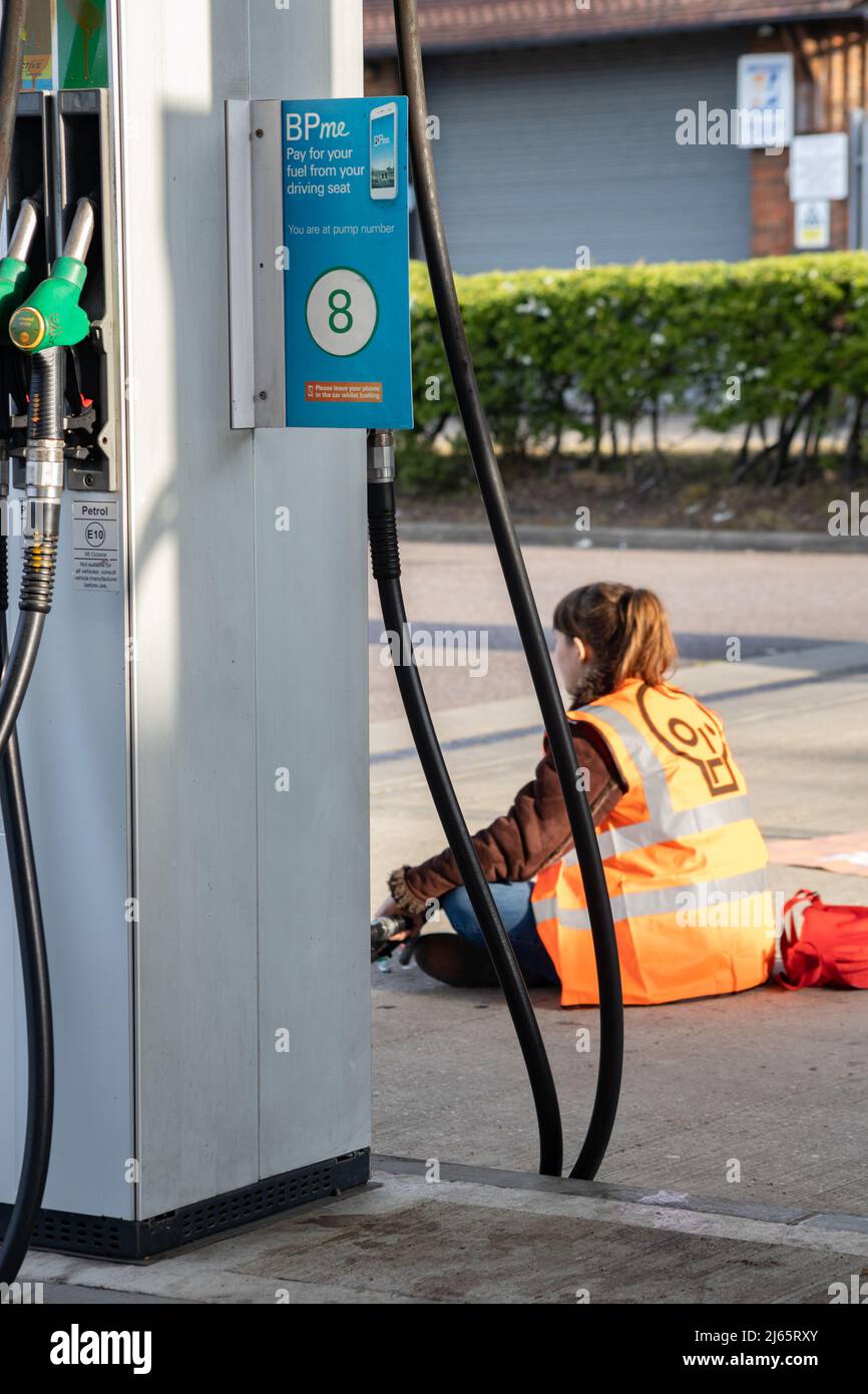 Kent, Großbritannien. 28. April 2022 Demonstranten von Just Stop Oil blockieren die BP-Garage bei Clacket Lane Services am M25. Sie fordern die Regierung auf, die Gewinnung neuer fossiler Brennstoffe sowie die Gas- und Ölbohrungen zu beenden und sie zu drängen, stattdessen in erneuerbare Energien zu investieren. Demonstranten zerschlagen das Glas auf Benzinpumpen und Graffiti über der Front und kleben sich schließlich an die Pumpen Credit: Denise Laura Baker/Alamy Live News Credit: Denise Laura Baker/Alamy Live News Stockfoto
