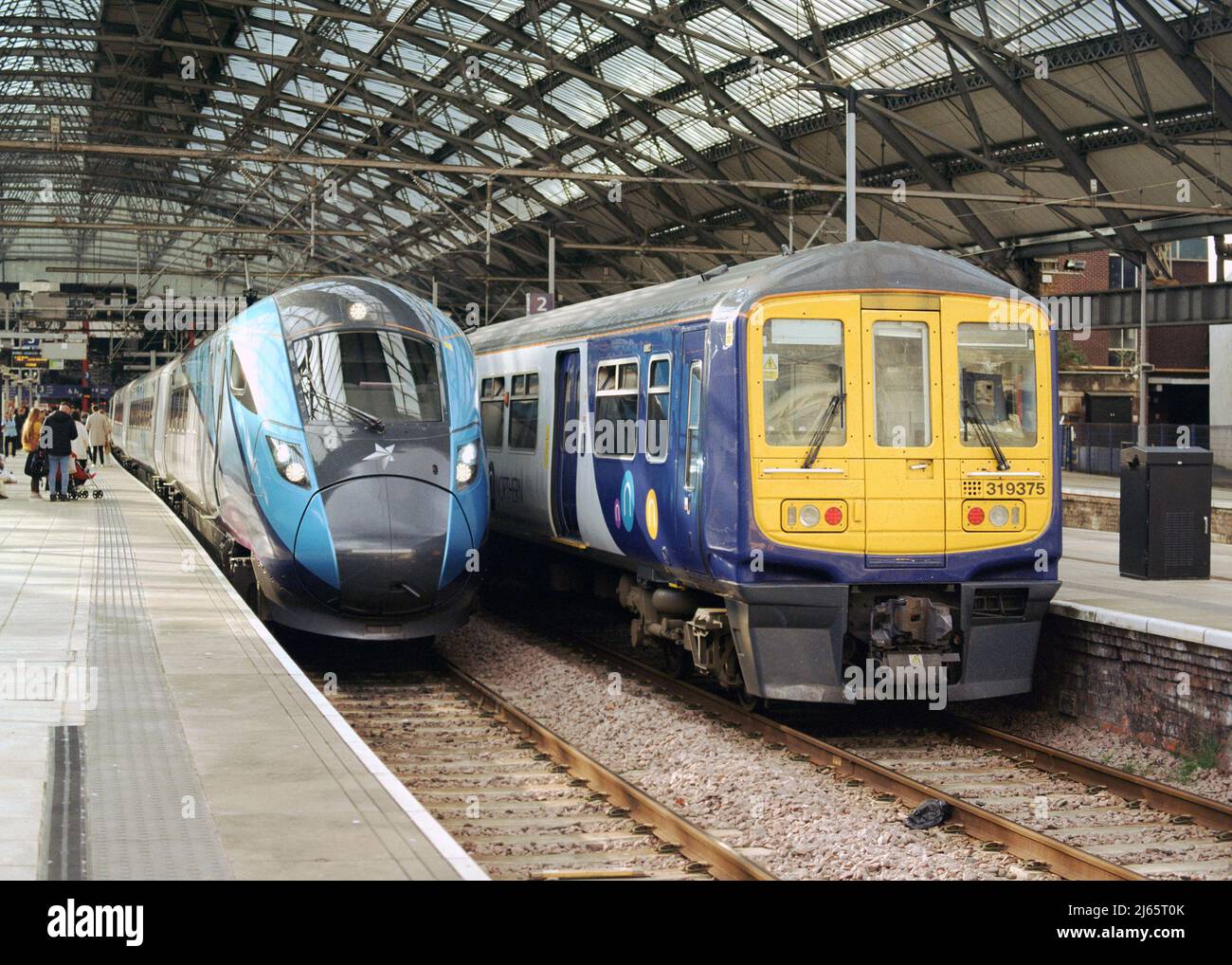 Liverpool, Großbritannien - 2. April: Express-Zug (Klasse 802) und Regionalzug (Klasse 319) am Bahnhof Liverpool Lime Street. Stockfoto