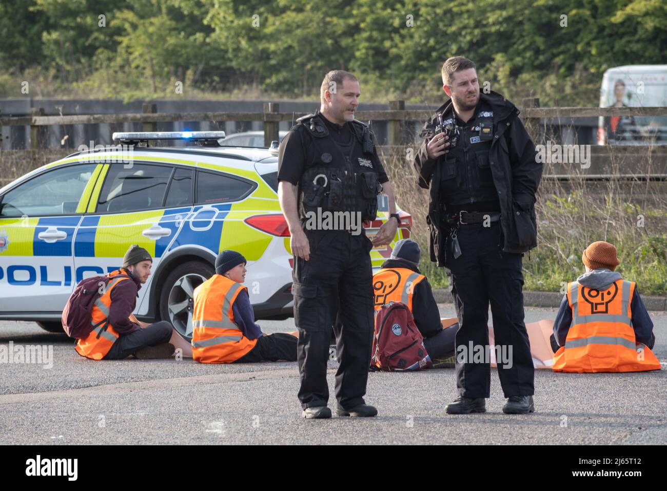 Kent, Großbritannien. 28. April 2022 Demonstranten von Just Stop Oil blockieren die BP-Garage bei Clacket Lane Services am M25. Sie fordern die Regierung auf, die Gewinnung neuer fossiler Brennstoffe sowie die Gas- und Ölbohrungen zu beenden und sie zu drängen, stattdessen in erneuerbare Energien zu investieren. Demonstranten zerschlagen das Glas auf Benzinpumpen und Graffiti über der Front und kleben sich schließlich an die Pumpen Credit: Denise Laura Baker/Alamy Live News Credit: Denise Laura Baker/Alamy Live News Stockfoto