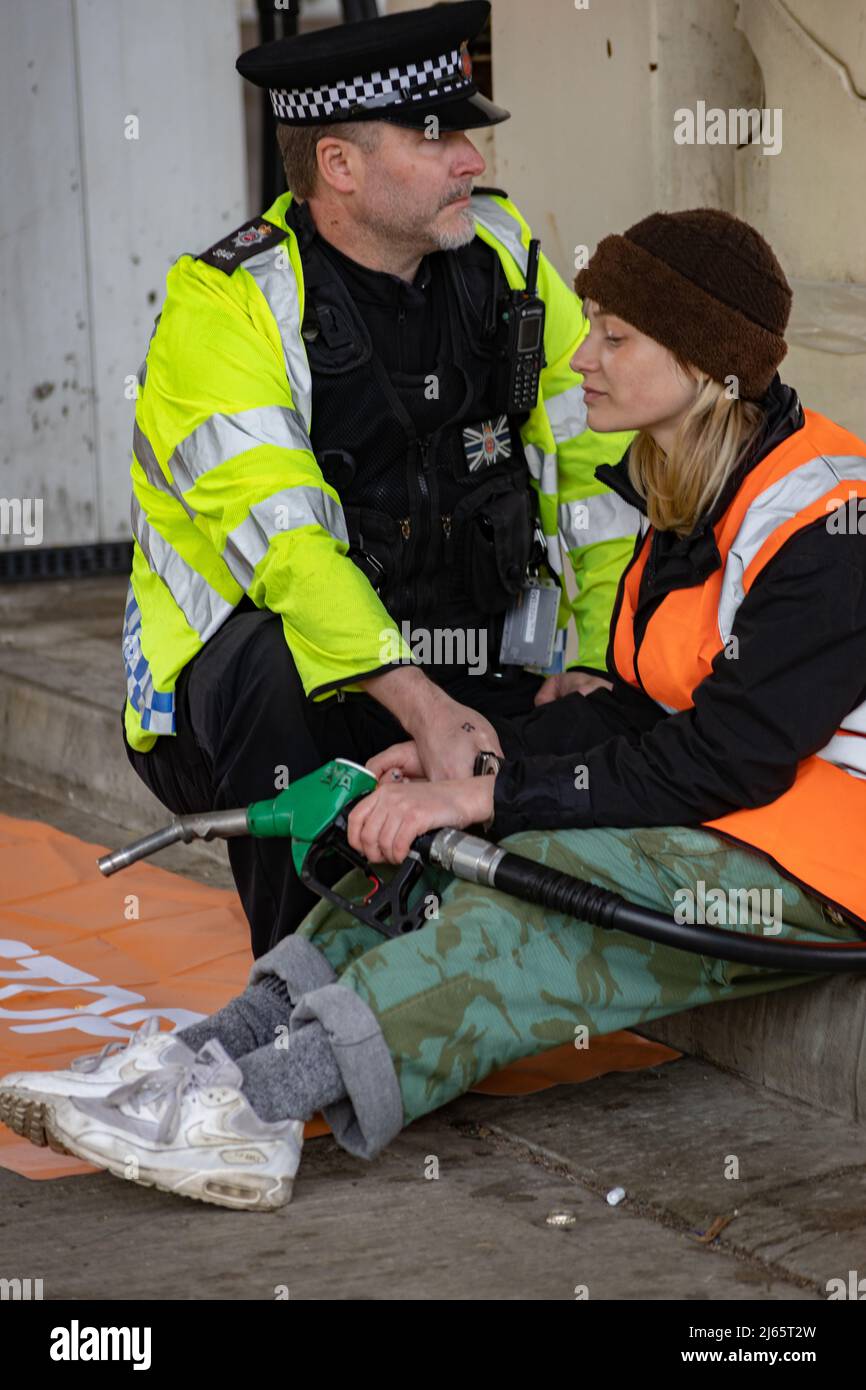 Kent, Großbritannien. 28. April 2022 Demonstranten von Just Stop Oil blockieren die BP-Garage bei Clacket Lane Services am M25. Sie fordern die Regierung auf, die Gewinnung neuer fossiler Brennstoffe sowie die Gas- und Ölbohrungen zu beenden und sie zu drängen, stattdessen in erneuerbare Energien zu investieren. Demonstranten zerschlagen das Glas auf Benzinpumpen und Graffiti über der Front und kleben sich schließlich an die Pumpen Credit: Denise Laura Baker/Alamy Live News Credit: Denise Laura Baker/Alamy Live News Stockfoto