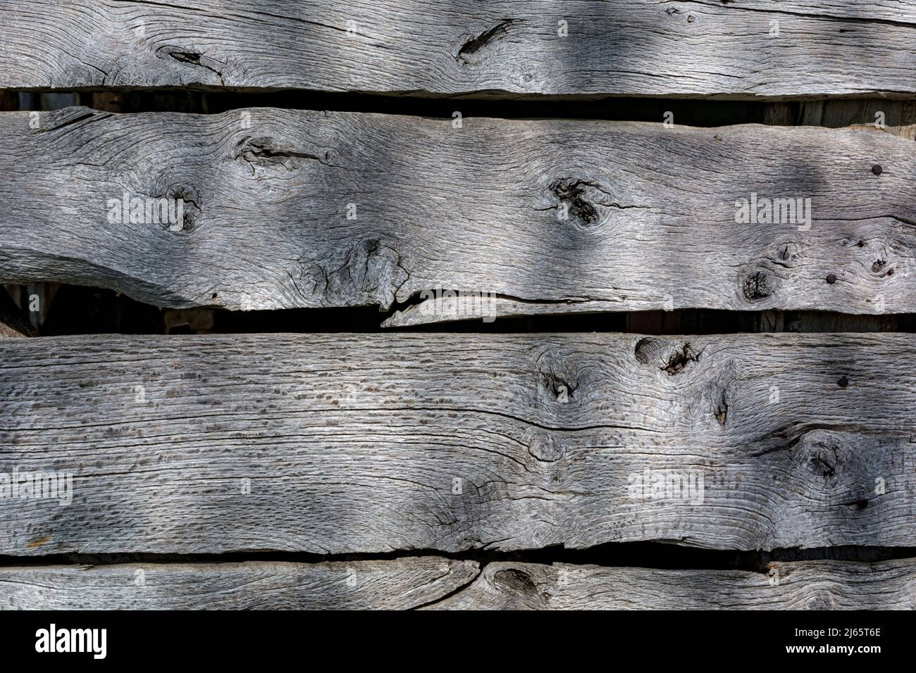 Alte Retro-graue Holzplanken mit Platz für Gestaltung oder Text. Vorlage mit strukturiertem Holzhintergrund Stockfoto