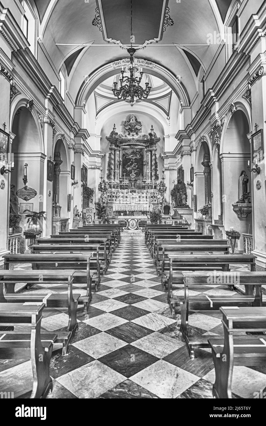 LIPARI, ITALIEN - 10. AUGUST 2021: Innenraum der Kirche des heiligen Josef, gelegen in Marina Corta, am Wasser der Insel Lipari, Sizilien, Italien Stockfoto