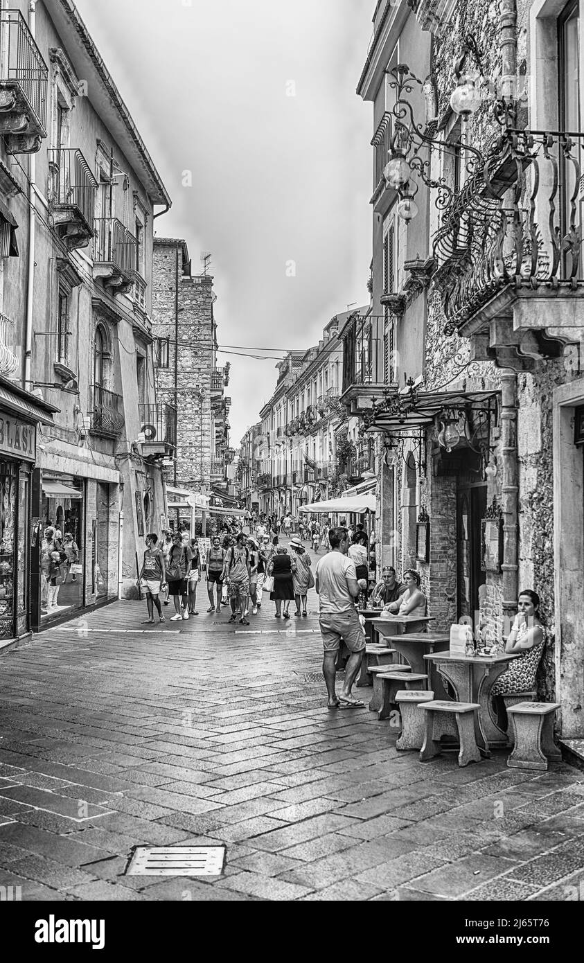 TAORMINA, ITALIEN - 11. AUGUST 2021: Spaziergang durch die malerischen Straßen von Taormina, Sizilien, Italien Stockfoto