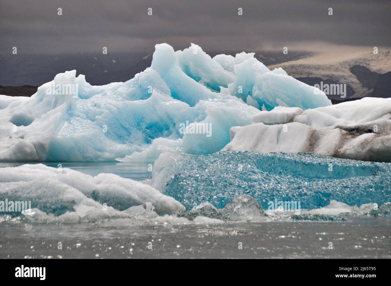 Blaueis in der Gletscherlagune Jökulsárlón, Island - Eiszagone / Gletscherlagune in Island Stockfoto