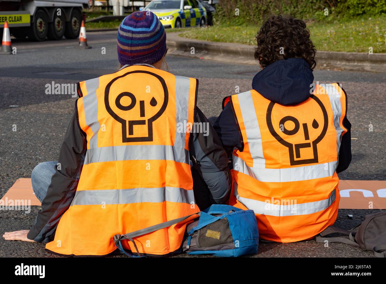 Kent, Großbritannien. 28. April 2022 Demonstranten von Just Stop Oil blockieren die BP-Garage bei Clacket Lane Services am M25. Sie fordern die Regierung auf, die Gewinnung neuer fossiler Brennstoffe sowie die Gas- und Ölbohrungen zu beenden und sie zu drängen, stattdessen in erneuerbare Energien zu investieren. Demonstranten zerschlagen das Glas auf Benzinpumpen und Graffiti über der Front und kleben sich schließlich an die Pumpen Credit: Denise Laura Baker/Alamy Live News Credit: Denise Laura Baker/Alamy Live News Stockfoto
