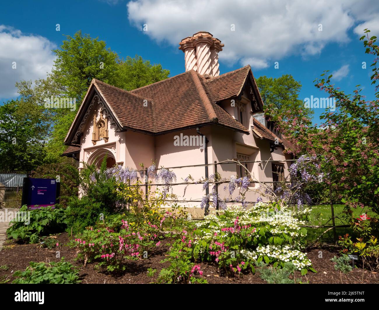 London, England, Großbritannien - 26. April 2022: Altes englisches Haus im Fulham House und Garden Park tagsüber. Stockfoto