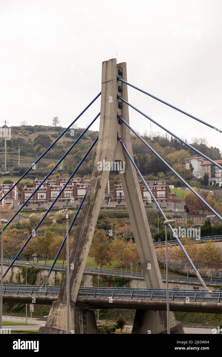 Brücke über eine Autobahn in einem Viertel von bilbao Stockfoto
