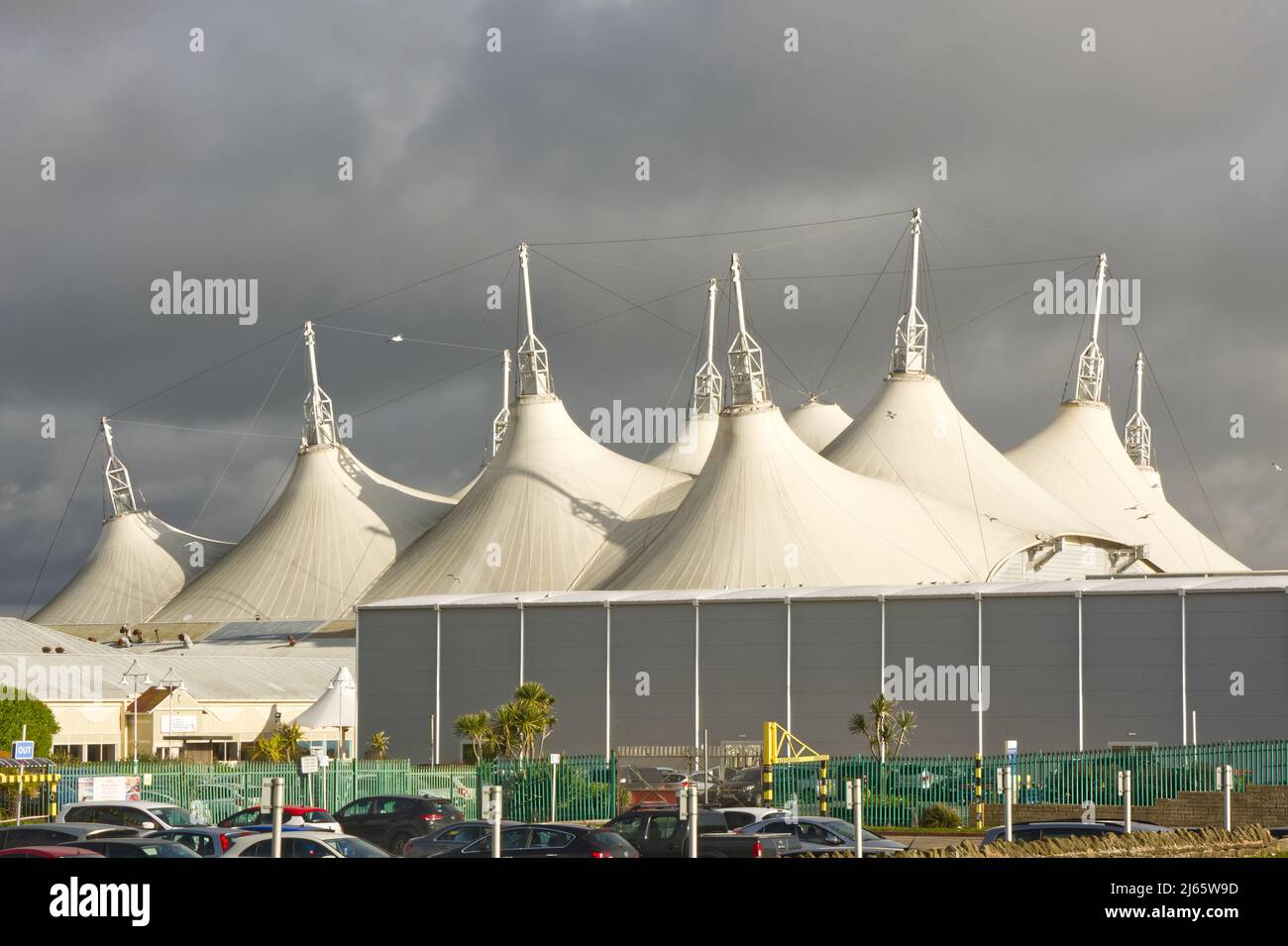 Das Dach der Unterhaltungsarena im Butlins Holiday Camp in Bognor Regis, West Sussex, England. Außenansicht. Stockfoto