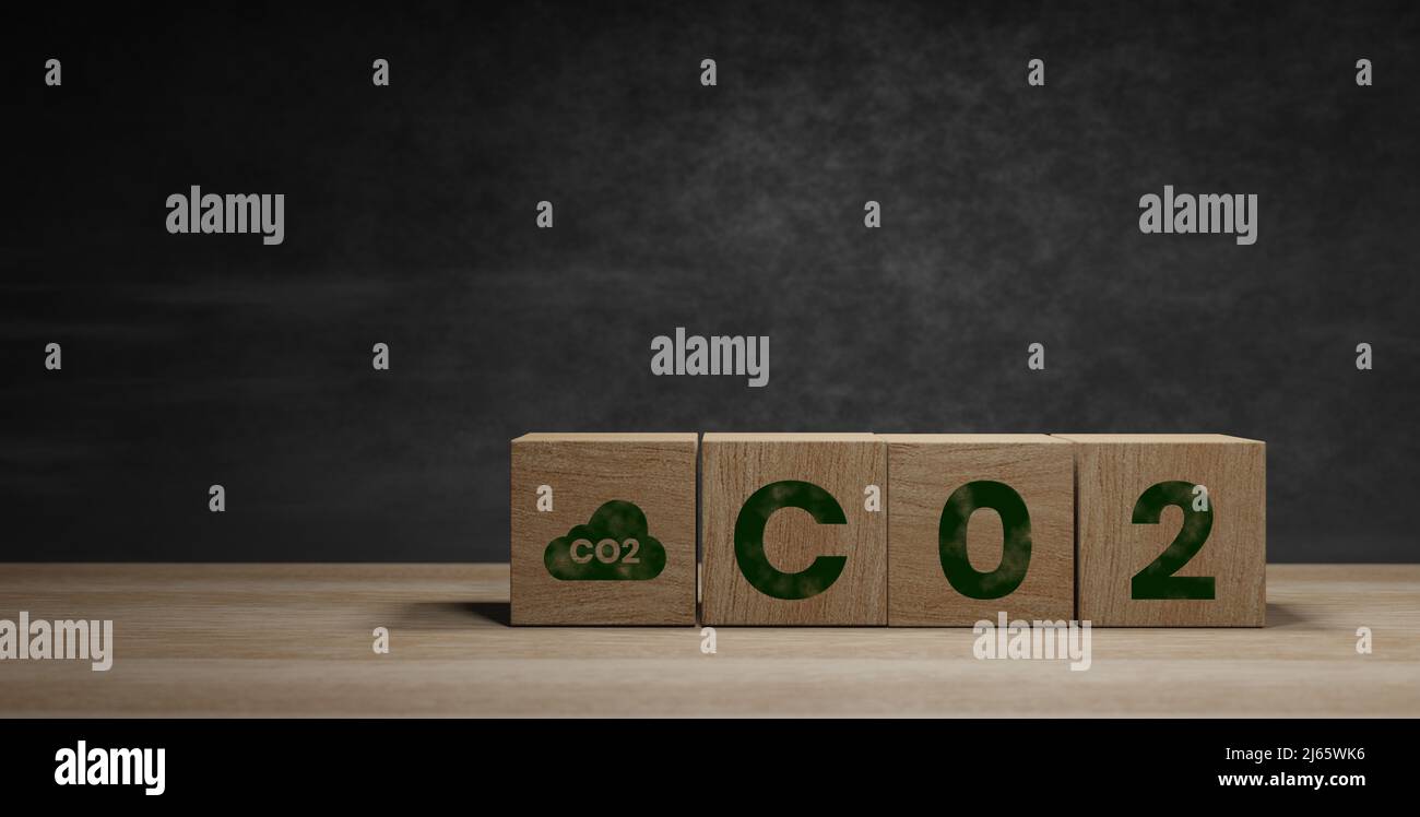Holzwürfelblöcke mit CO2 (Kohlendioxid), ändern Sie sich in den Text H2 (Wasserstoff) auf dem Tabellenhintergrund. Free Carbon, alternative Energie und globales Klima cha Stockfoto