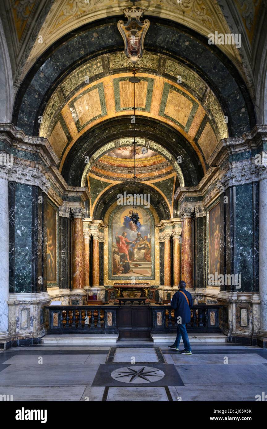 Rom. Italien. Basilica di Santa Maria del Popolo. Die Cybo-Kapelle (La Cappella Cybo), mit dem Altarbild Disputation über die Unbefleckte Empfängnis von Stockfoto