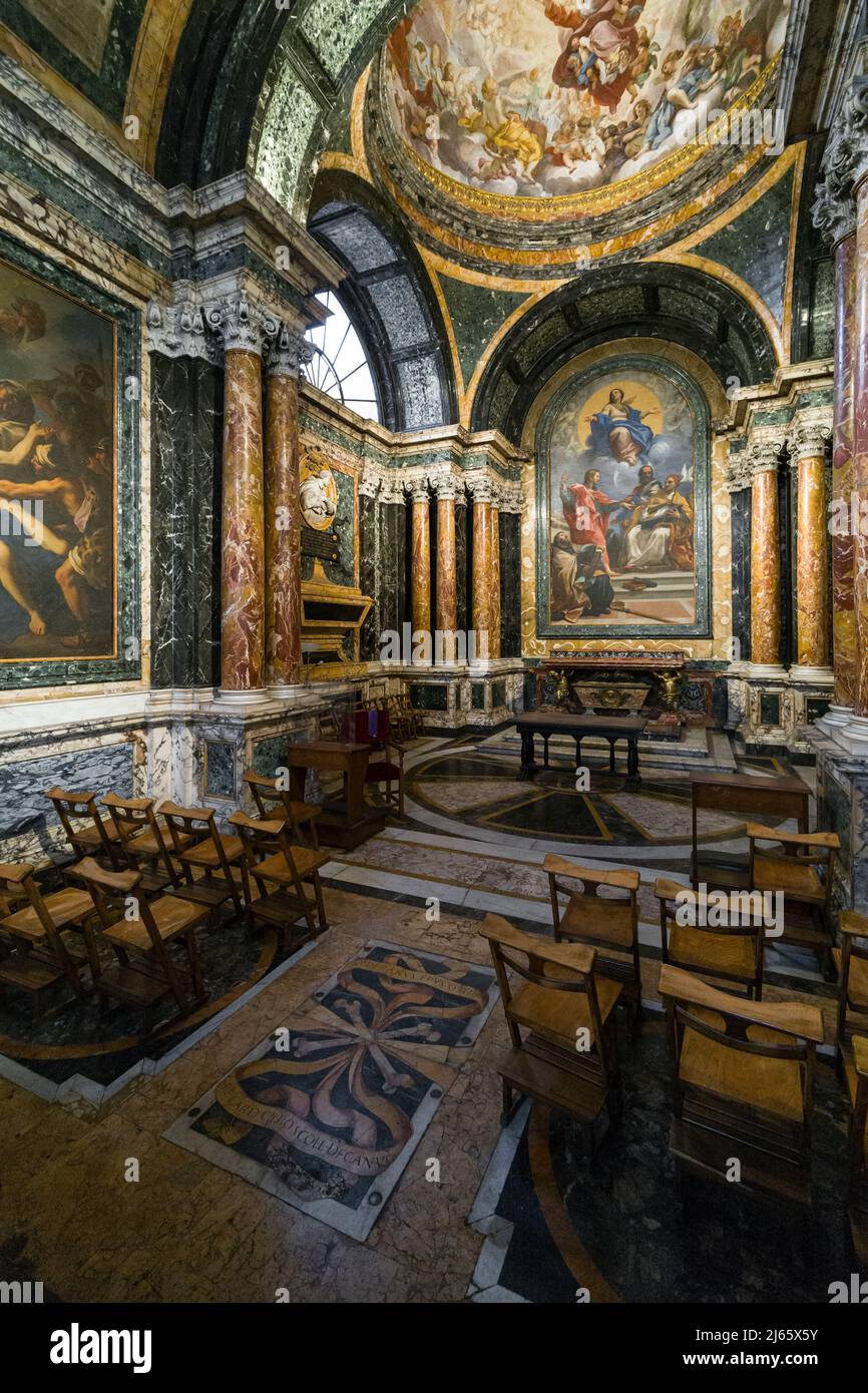 Rom. Italien. Basilica di Santa Maria del Popolo. Die Cybo-Kapelle (La Cappella Cybo), mit dem Altarbild Disputation über die Unbefleckte Empfängnis von Stockfoto