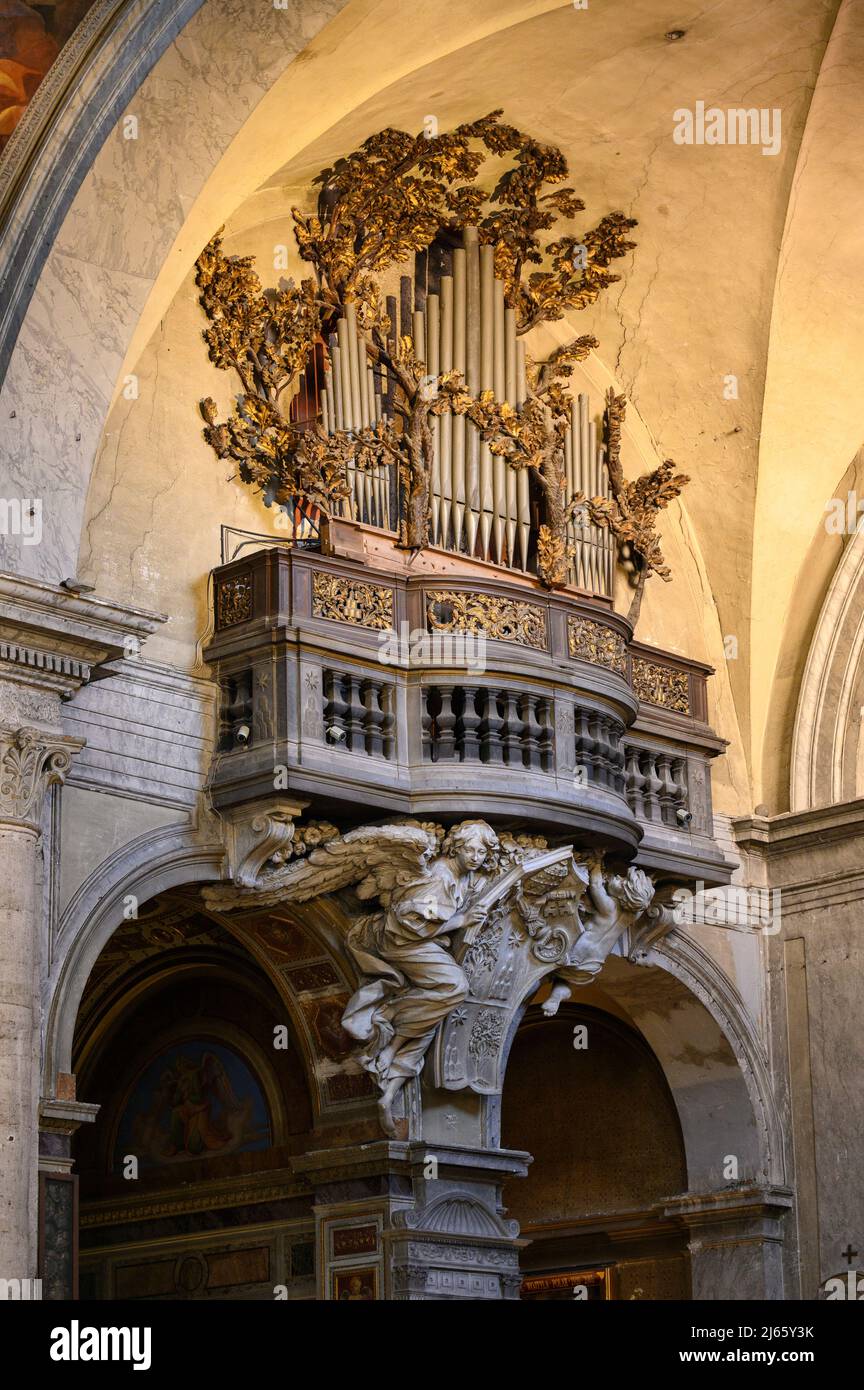 Rom. Italien. Basilica di Santa Maria del Popolo. Cantoria / Orgelloft im rechten Querschiff, unterstützt von einem Stuckengel und Putto mit Girlanden aus f Stockfoto