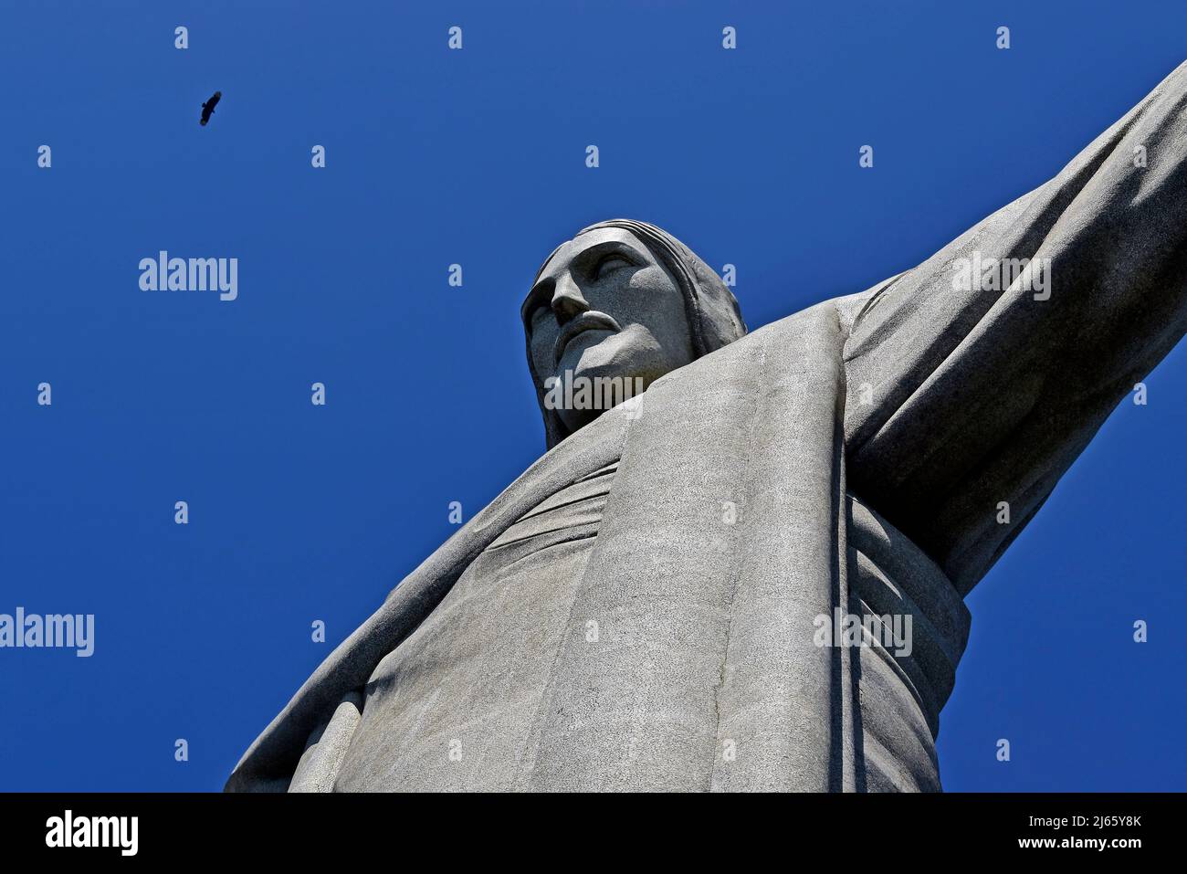 RIO DE JANEIRO, BRASILIEN - 16. MÄRZ 2022: Christus, der Erlöser und ein Geier Stockfoto