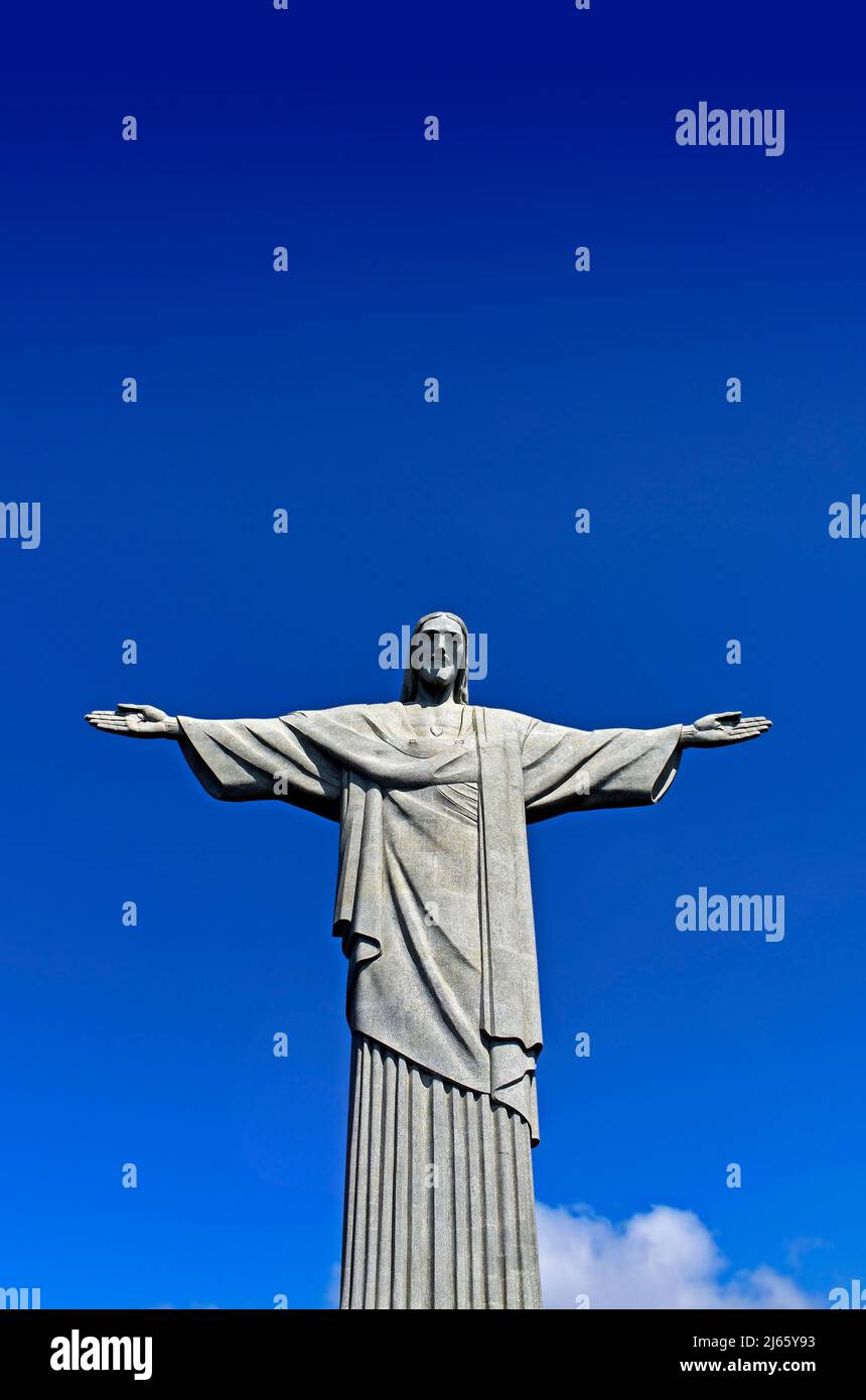 RIO DE JANEIRO, BRASILIEN - 16. MÄRZ 2022: Christus, der Erlöser und blauer Himmel Stockfoto