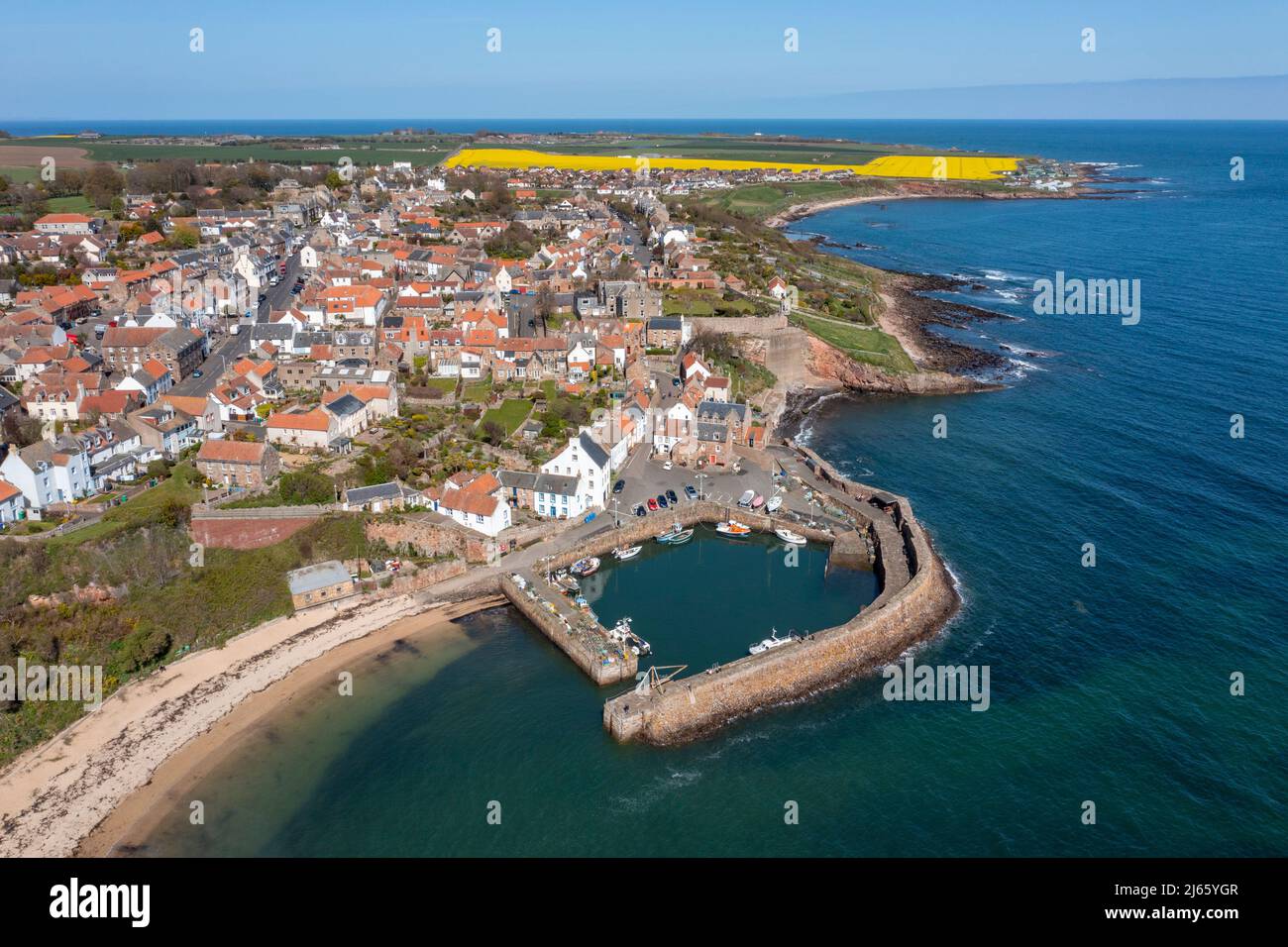 Luftaufnahme des malerischen Fischerhafens in Crail, East Neuk, Fife, Schottland Stockfoto