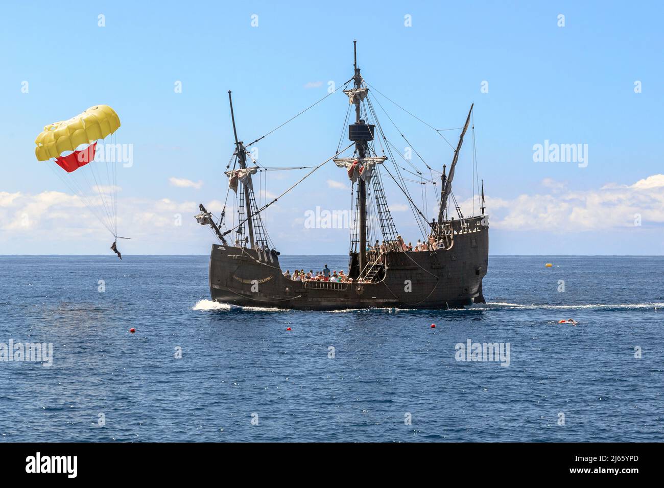 MADEIRA, PORTUGAL - 29. AUGUST 2021: Der Fallschirmspringer, der hinter dem Boot flog, traf sich auf einem Kollisionskurs mit einem Lustschiff, einer Kopie des Colum Stockfoto MADEIRA, PORTUGAL - 29. AUGUST 2021: Der Fallschirmspringer, der hinter dem Boot flog, traf sich auf einem Kollisionskurs mit einem Lustschiff, einer Kopie des Colum Stockfoto