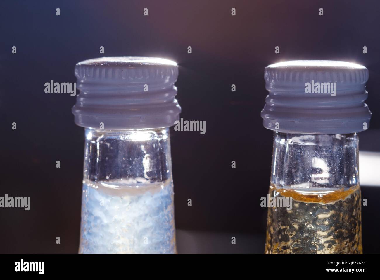 Texturiertes Flaschenglas Nahaufnahme noch mit vielen Farben mit weißen Wasserhähnen auf schwarzem Hintergrund Stockfoto