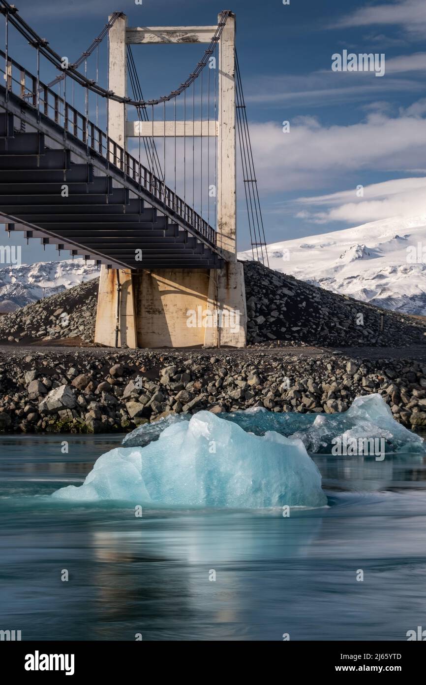 Eisblock unter der Brücke der Ringstraße, Gletscherlagune Jökulsárlón, Insel Stockfoto