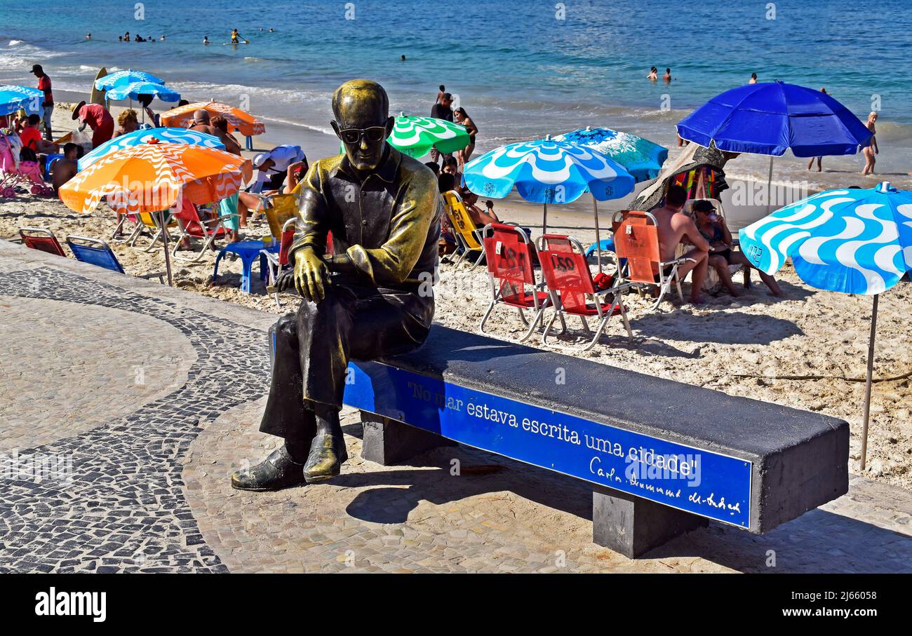 RIO DE JANEIRO, BRASILIEN - 16. MÄRZ 2022: Skulptur des brasilianischen Dichters Carlos Drummond de Andrade am Strand von Copera Stockfoto