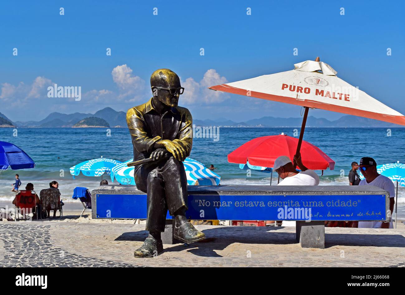 RIO DE JANEIRO, BRASILIEN - 16. MÄRZ 2022: Skulptur des brasilianischen Dichters Carlos Drummond de Andrade am Strand von Copera Stockfoto
