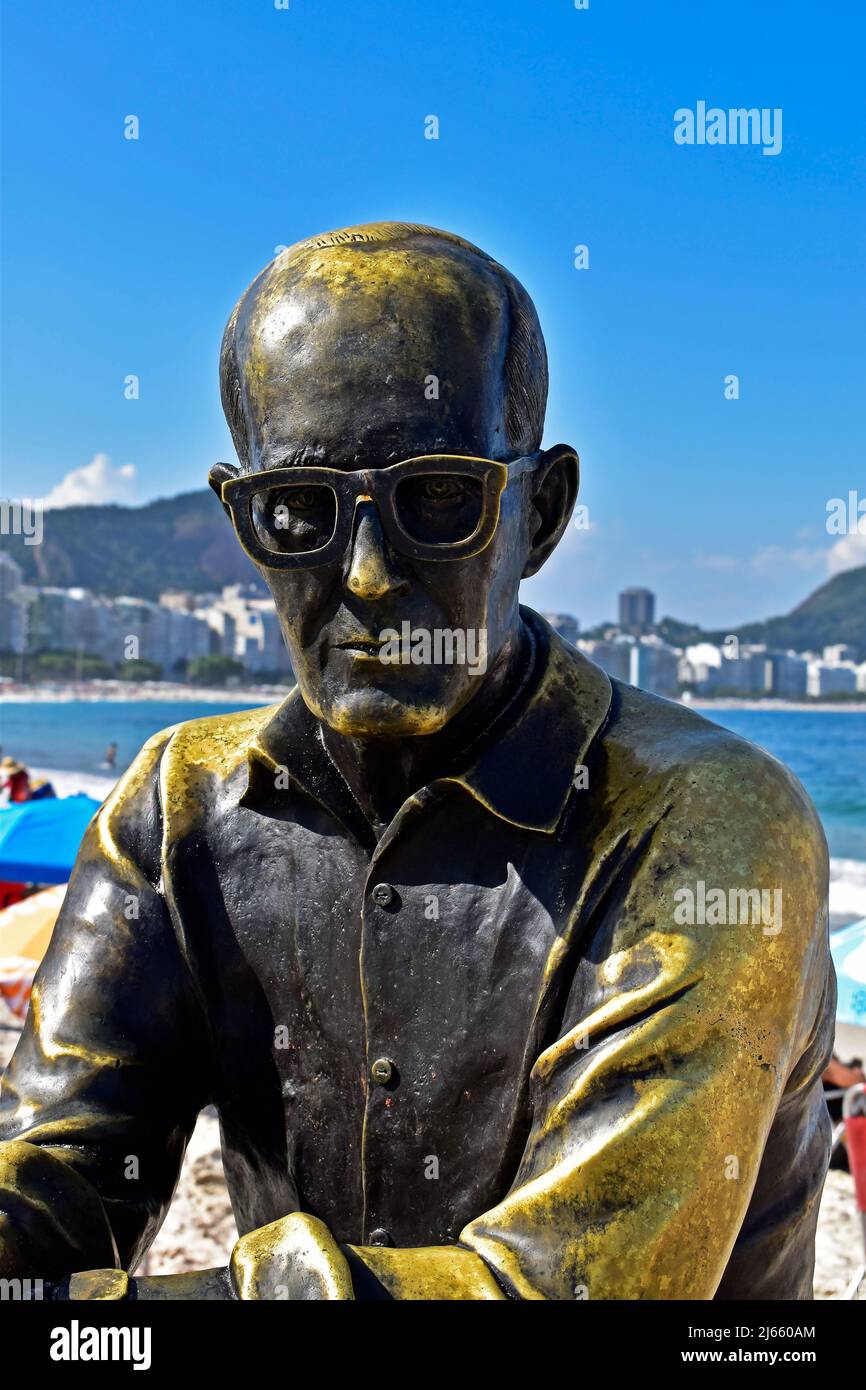 RIO DE JANEIRO, BRASILIEN - 16. MÄRZ 2022: Skulptur des brasilianischen Dichters Carlos Drummond de Andrade am Strand von Copera Stockfoto