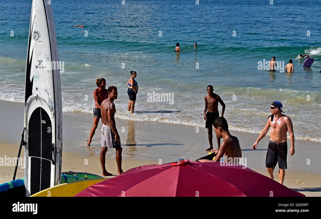 RIO DE JANEIRO, BRASILIEN - 16. MÄRZ 2022: Junge brasilianische Männer, die sich am Strand von der Küste der Küste amüsieren Stockfoto