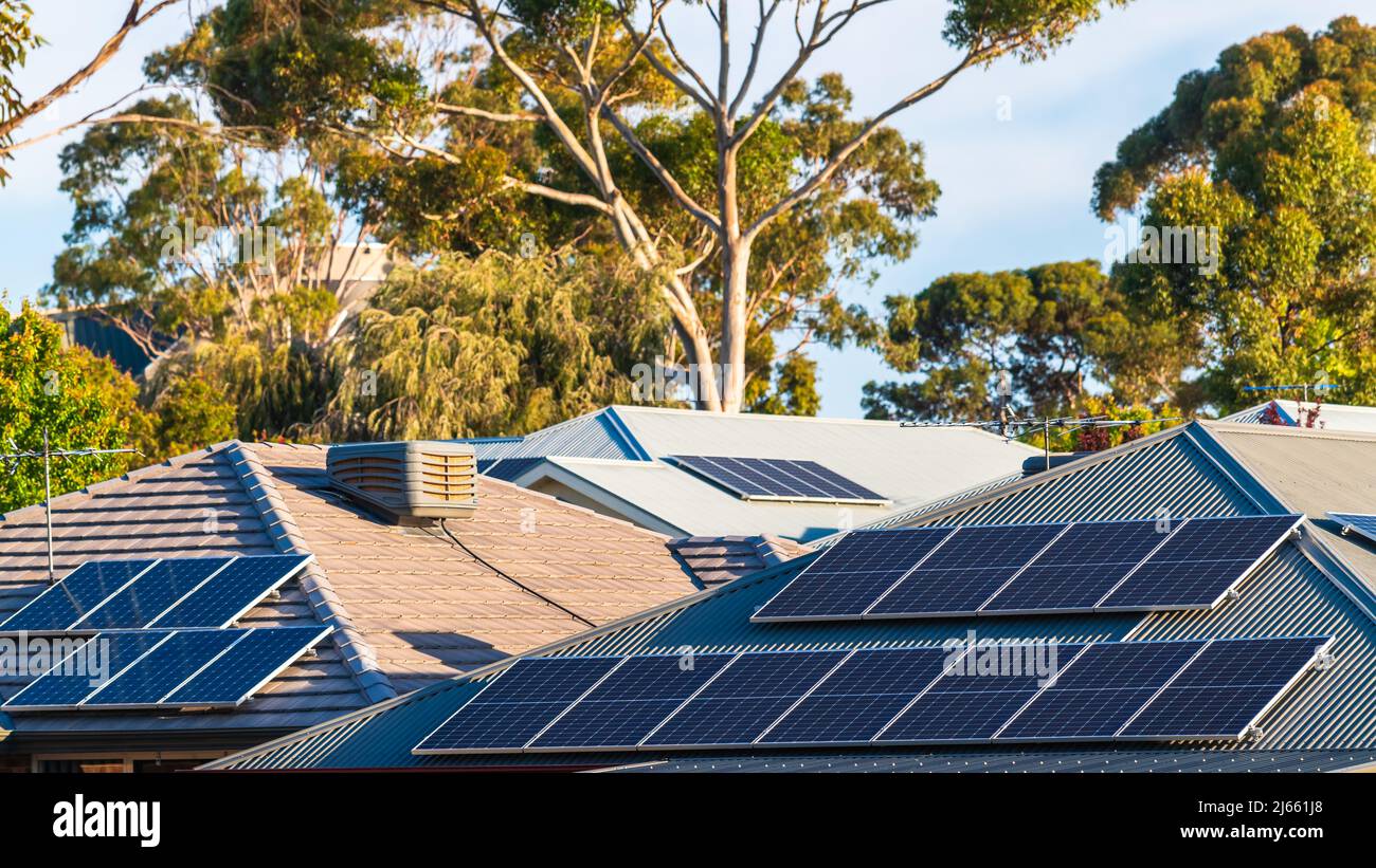 Hausdach mit Sonnenkollektoren im Vorort von South Australia installiert Stockfoto