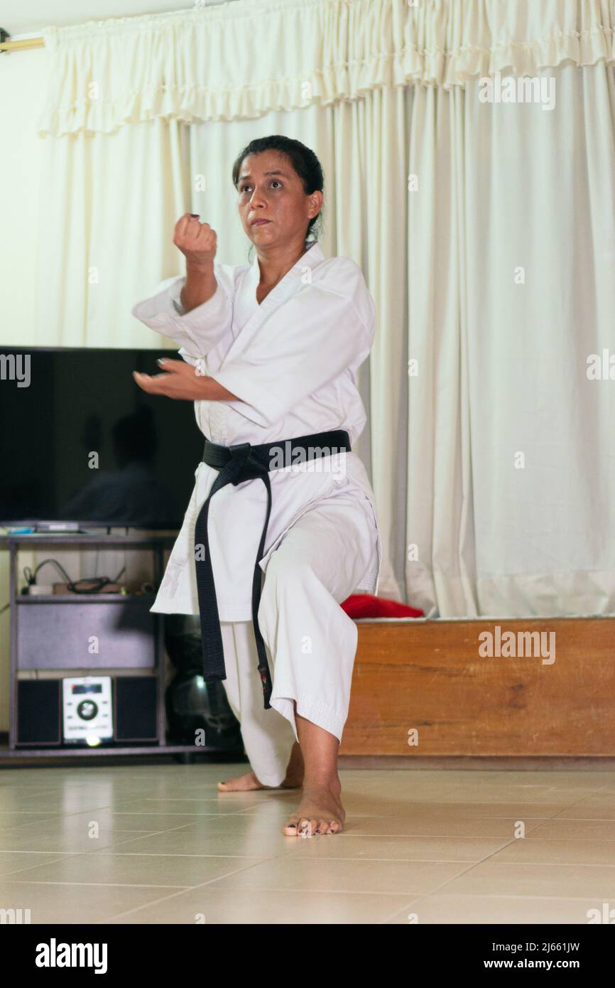 Karate woman mature -Fotos und -Bildmaterial in hoher Auflösung – Alamy