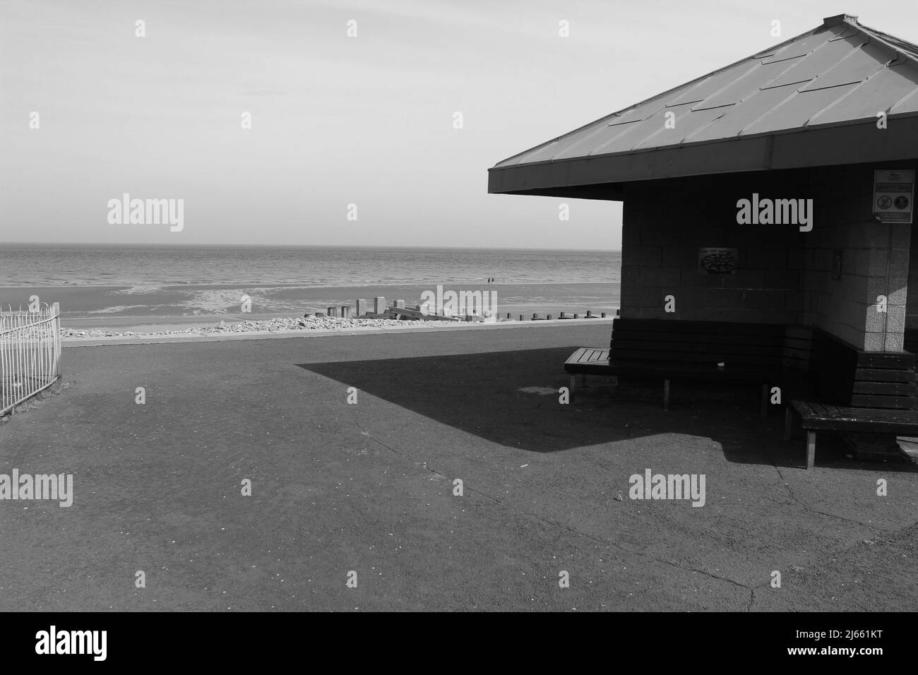 Penmaenmawr Beach ist ein Sandstrand mit blauer Flagge, der Strand befindet sich in der Nähe von Conwy an der Küste von Nordwales Stockfoto