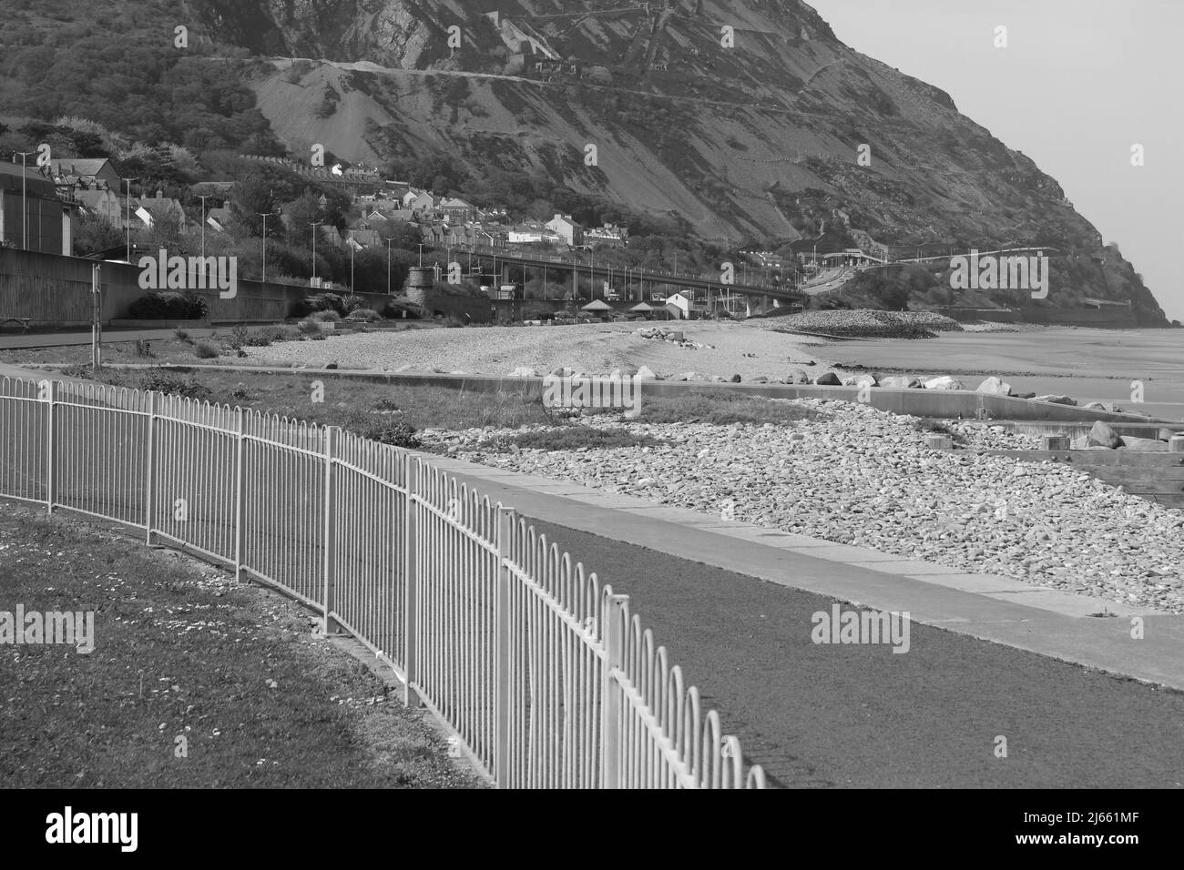 Penmaenmawr Beach ist ein Sandstrand mit blauer Flagge, der Strand befindet sich in der Nähe von Conwy an der Küste von Nordwales Stockfoto