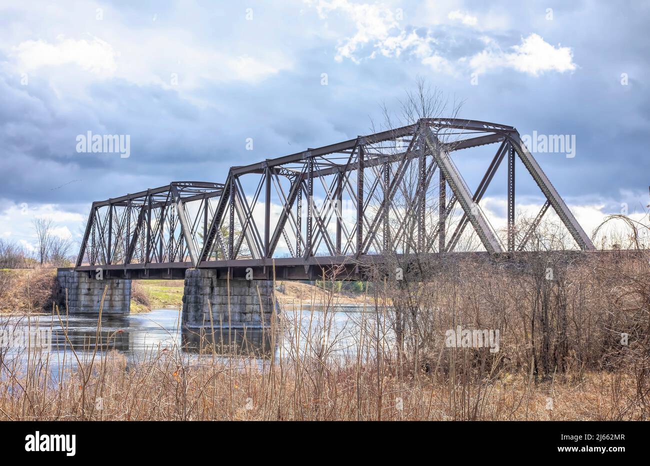 Doppelt genietete Eisenbahntrassenbrücke, die 1893 über den Mississippi im Frühling in Galetta, Ontario, Kanada, errichtet wurde Stockfoto