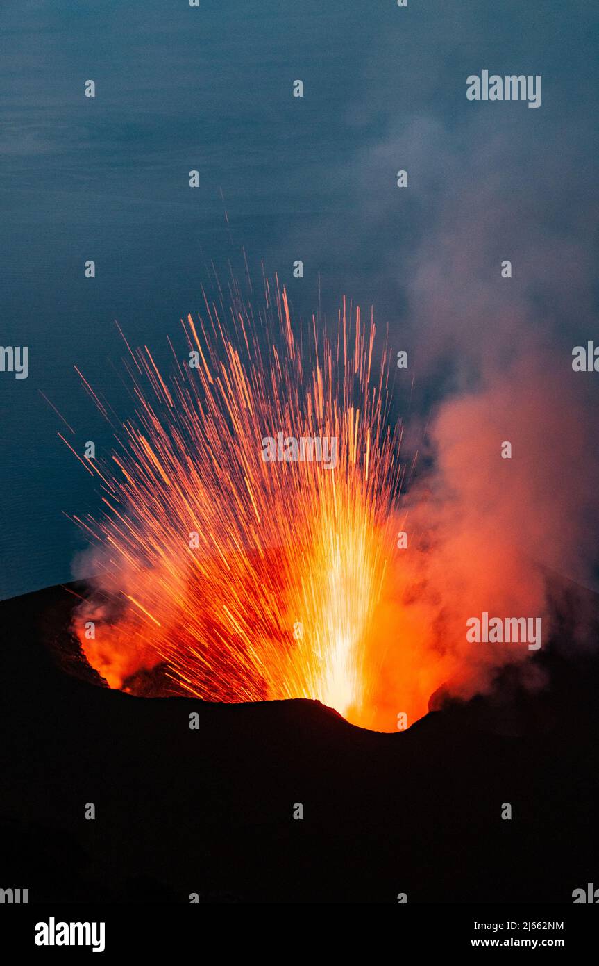 Aktiver Vulkankrater des Stromboli, Liparische Inseln (Sizilien) - acctiver Vulkankrater des Vulkans Stromboli (Italien) Stockfoto