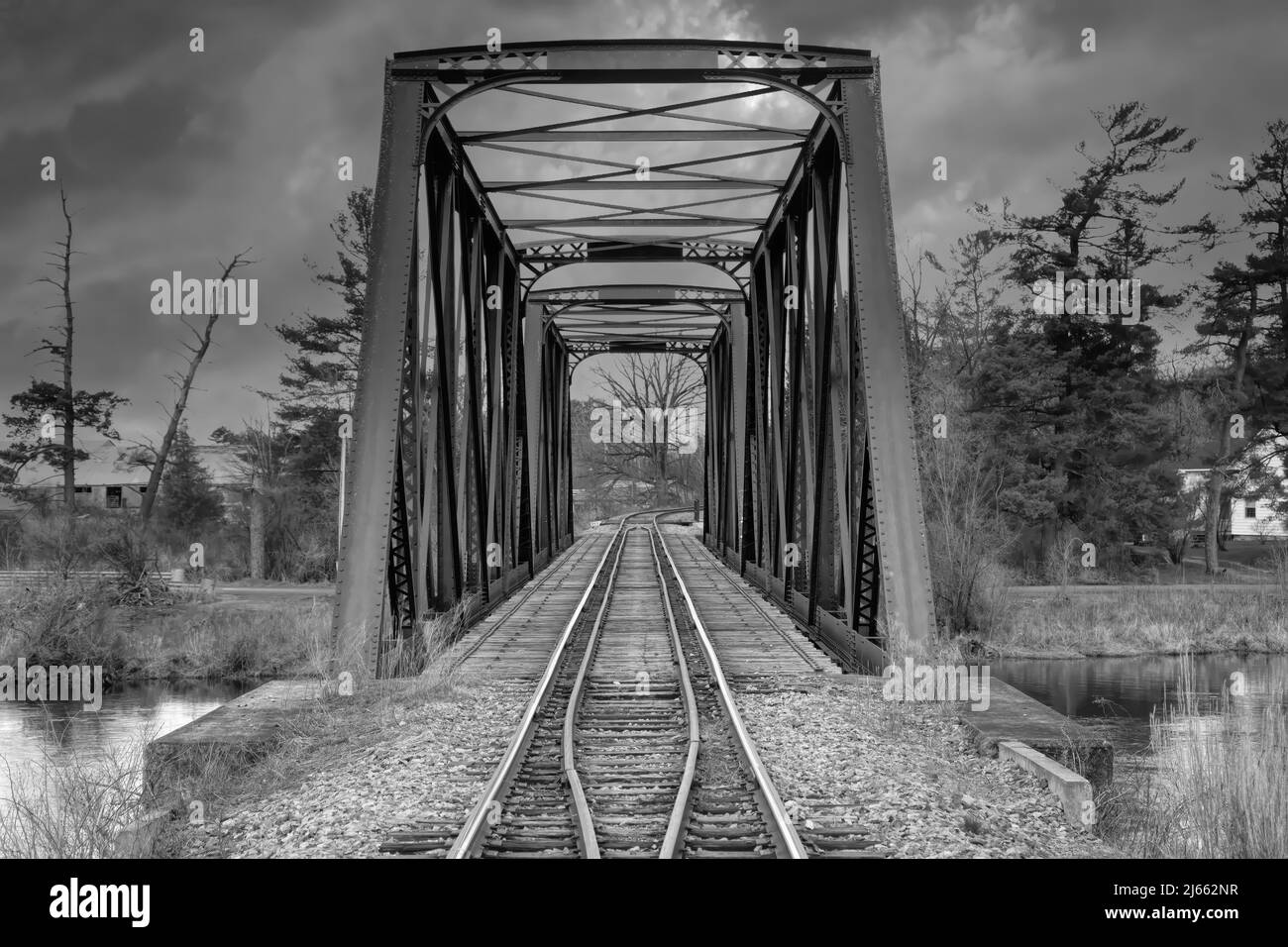 Doppelt genietete Eisenbahntrassenbrücke, die 1893 über den Mississippi im Frühling in Galetta, Ontario, Kanada, errichtet wurde Stockfoto