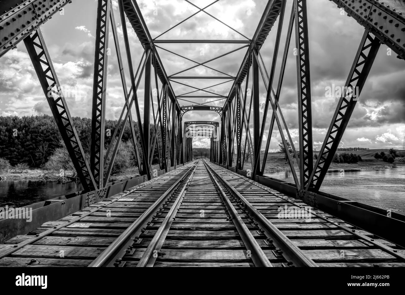 Doppelt genietete Eisenbahntrassenbrücke, die 1893 über den Mississippi im Frühling in Galetta, Ontario, Kanada, errichtet wurde Stockfoto