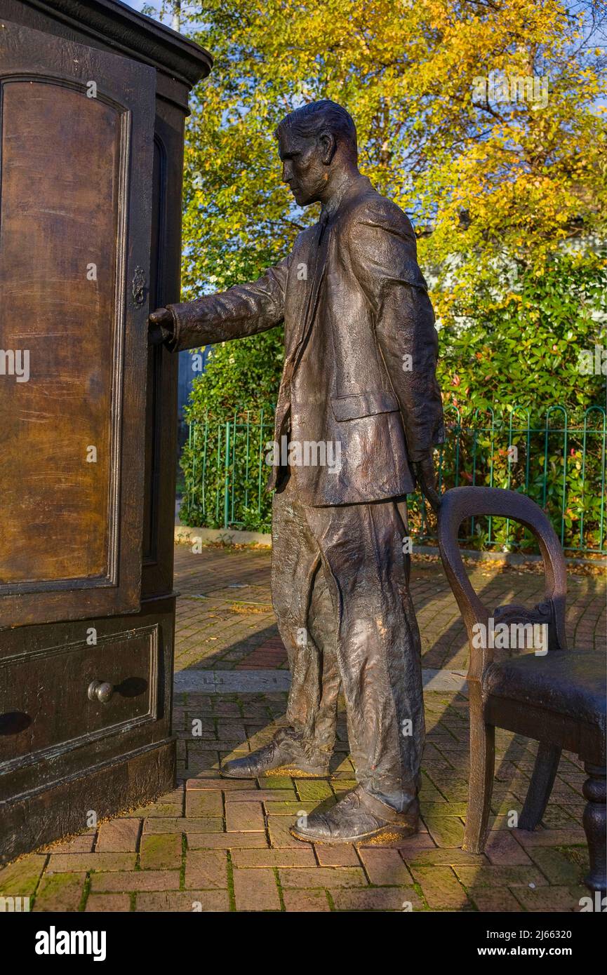 Ross Wilsons Skulptur ' The Searcher Centary sculpture ' C S Lewis, Belfast, Nordirland Stockfoto